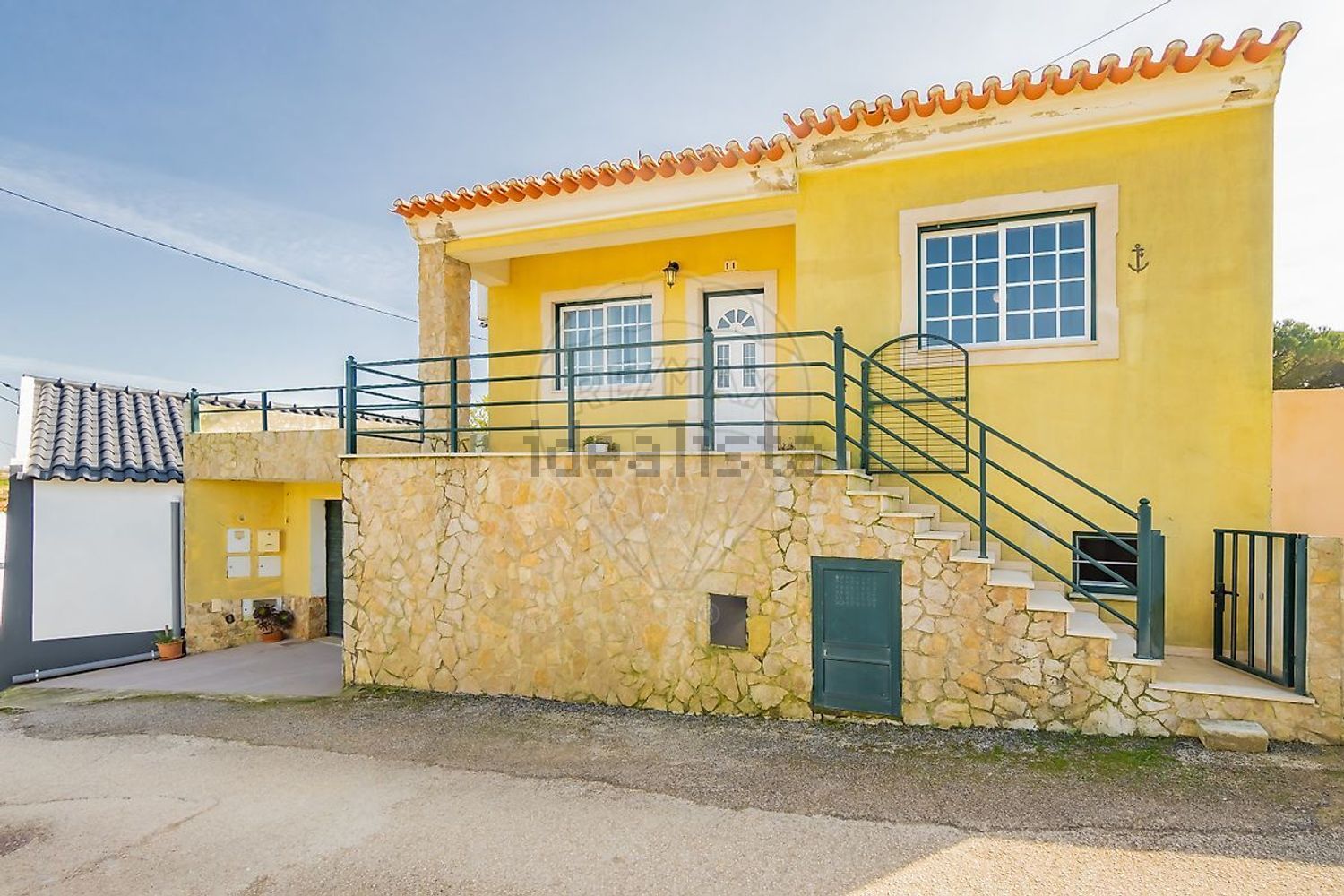 小楼房或独栋别墅出售在Rua das Flores - 外立面