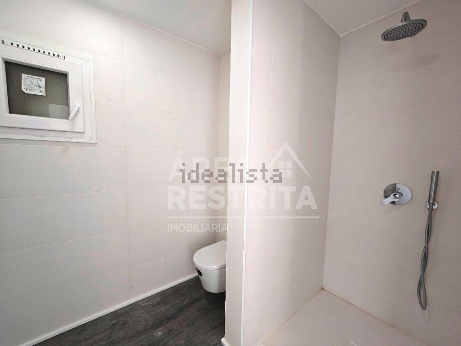 小楼房或独栋别墅出售在Rua Nova da Jardia - 卫生间