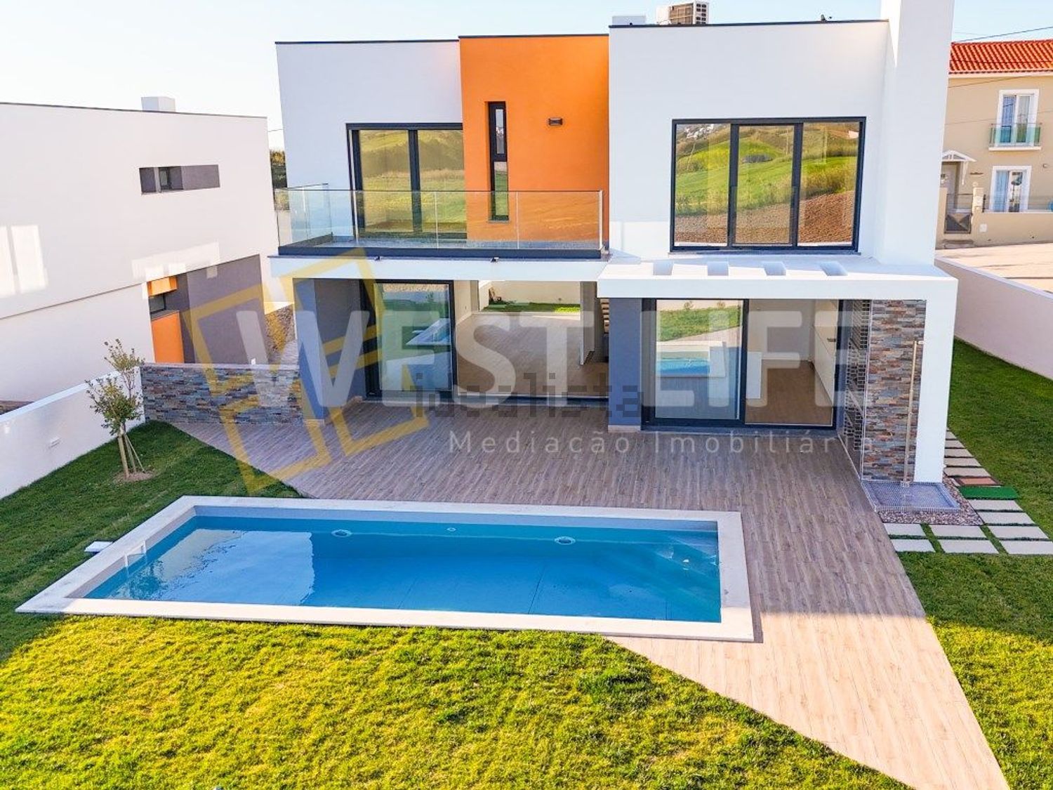 小楼房或独栋别墅出售在São Pedro da Cadeira - 游泳池