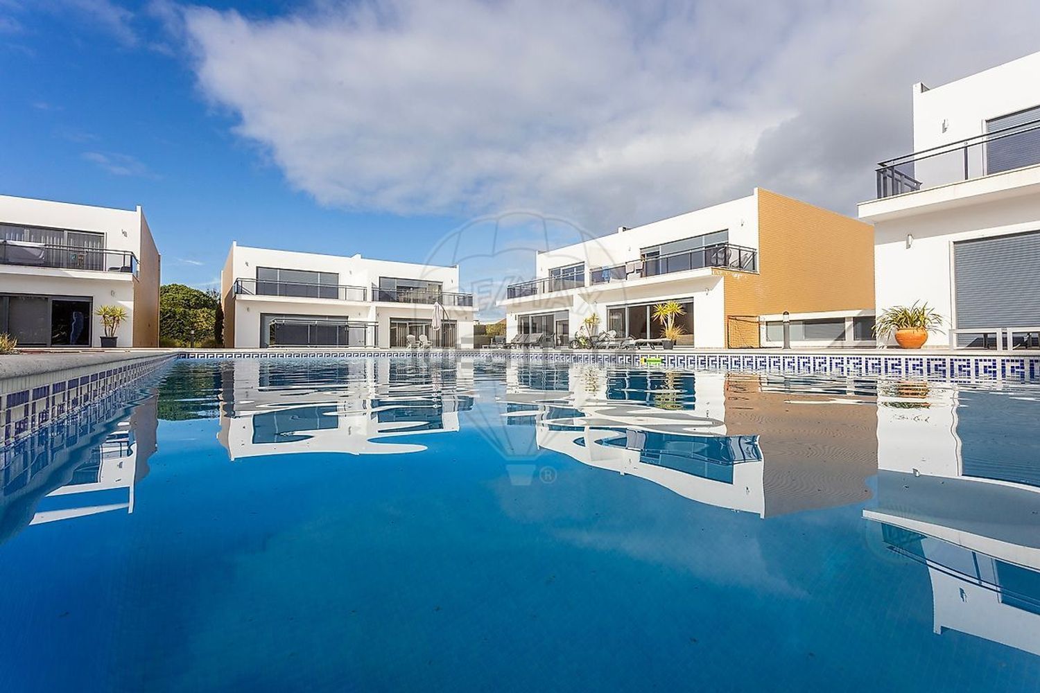 小楼房或独栋别墅出售在Largo do Juncalinho - 游泳池