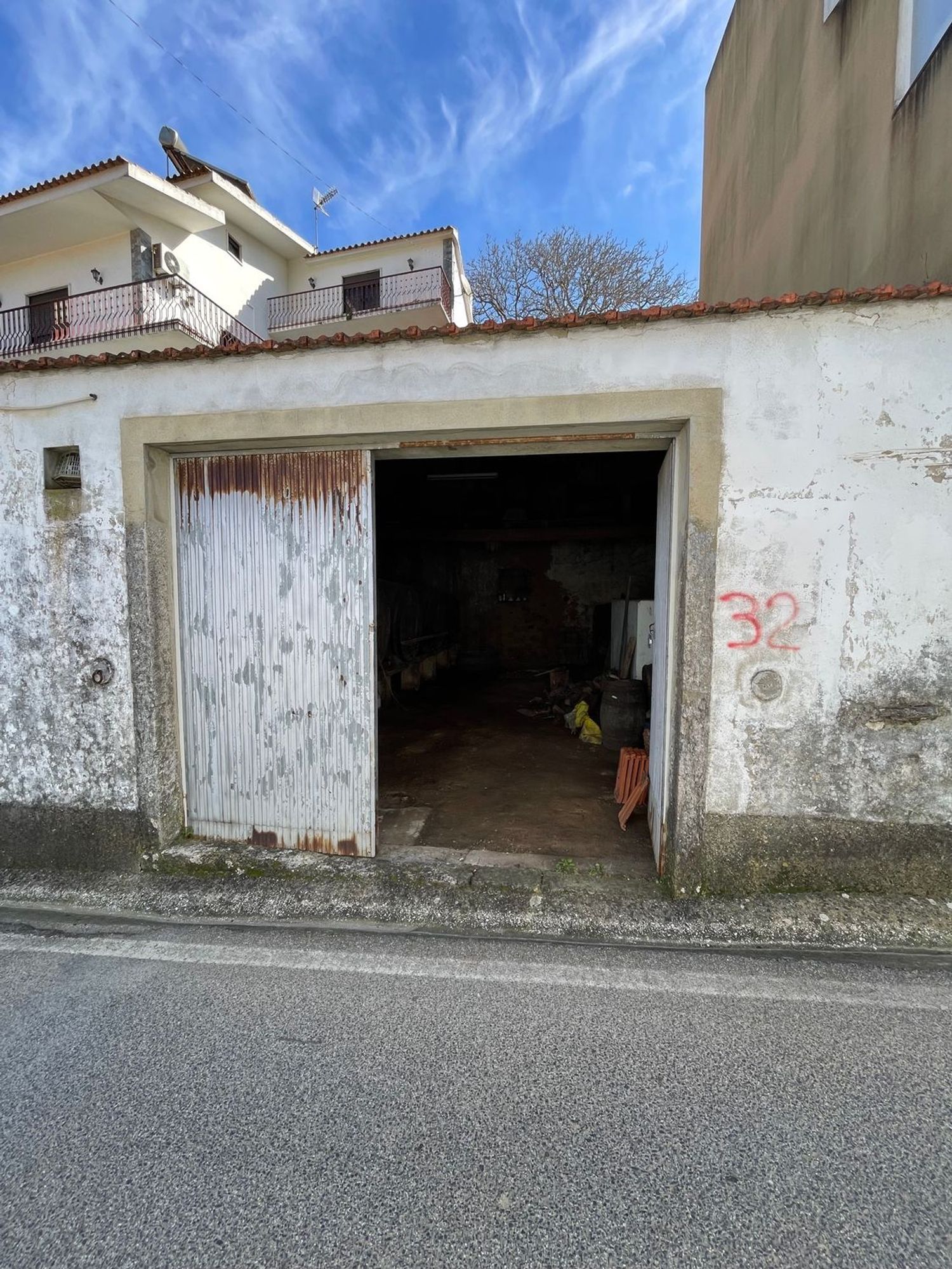 小镇楼房出售在Rua Capitão João Lopes, 28 - 外立面