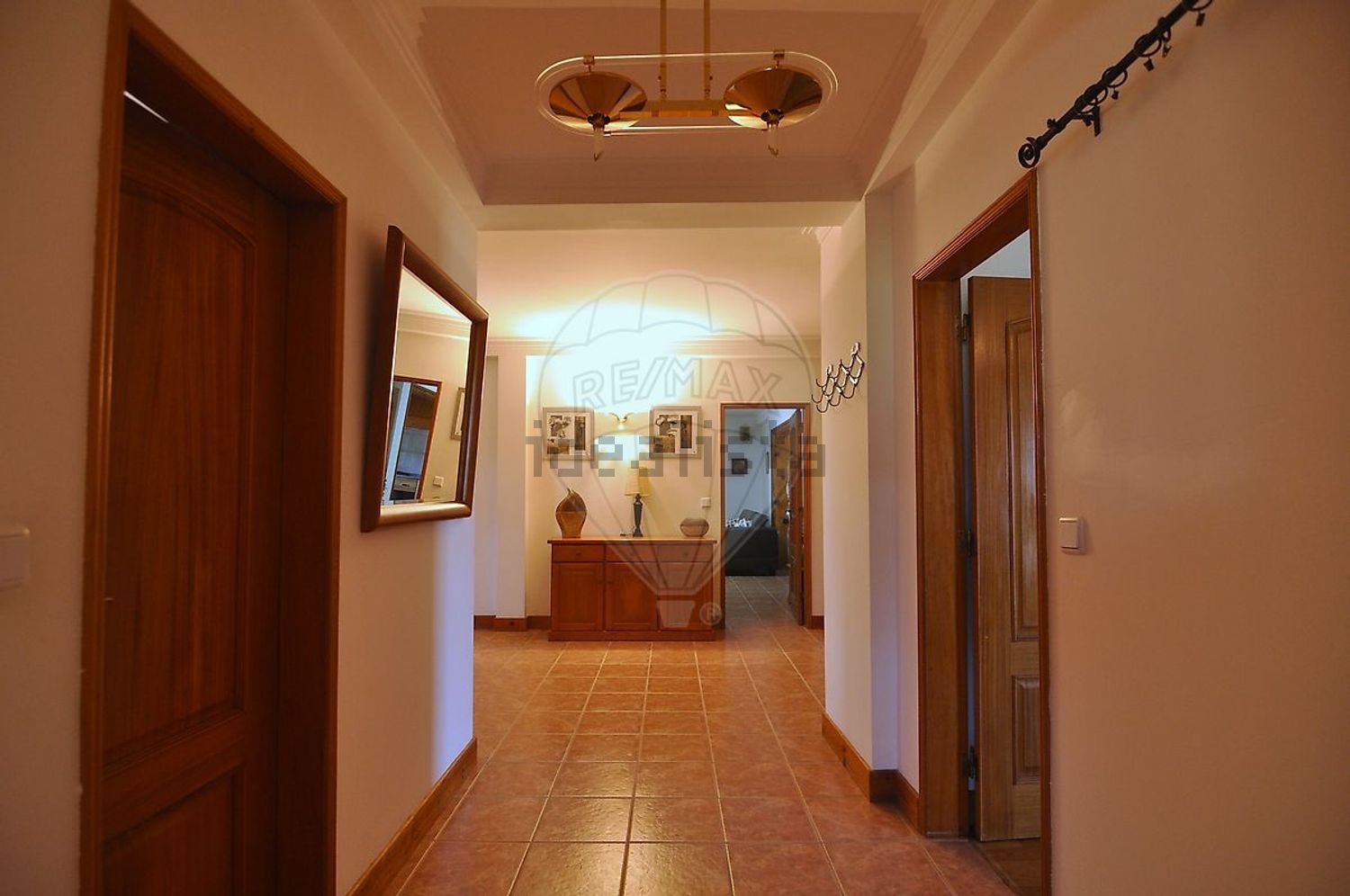 小楼房或独栋别墅出售在São Quintino - 过道