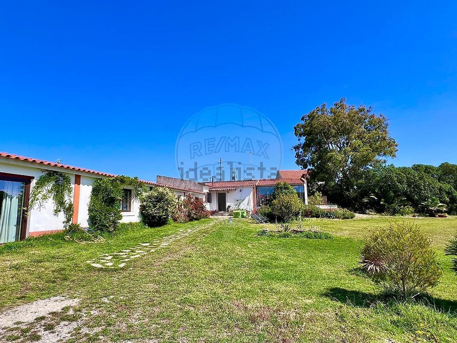 小楼房或独栋别墅出售在Rua Principal - 花园