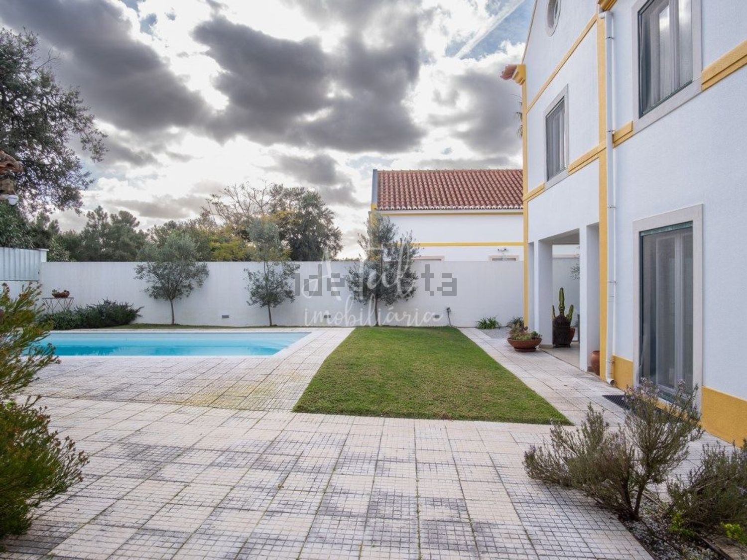 小楼房或独栋别墅出售在Vale de Choupos - Choilo - Galeotas - 花园