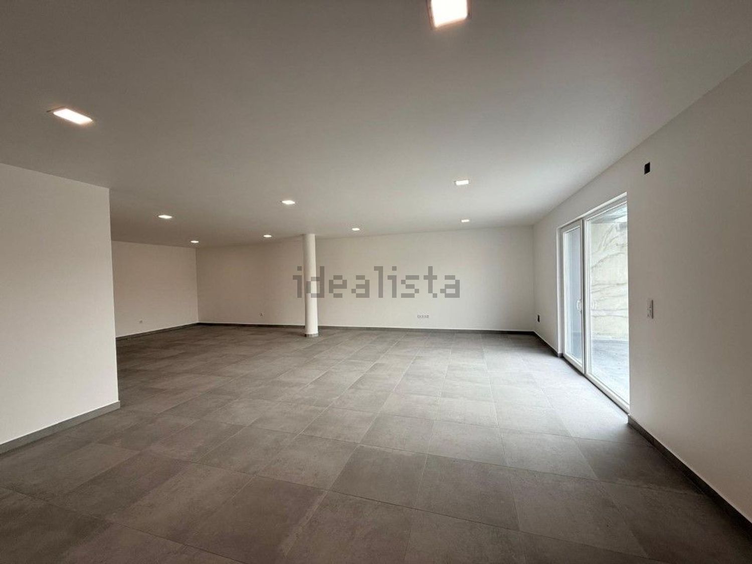 小楼房或独栋别墅出售在Rua dos Pedros - 停车位