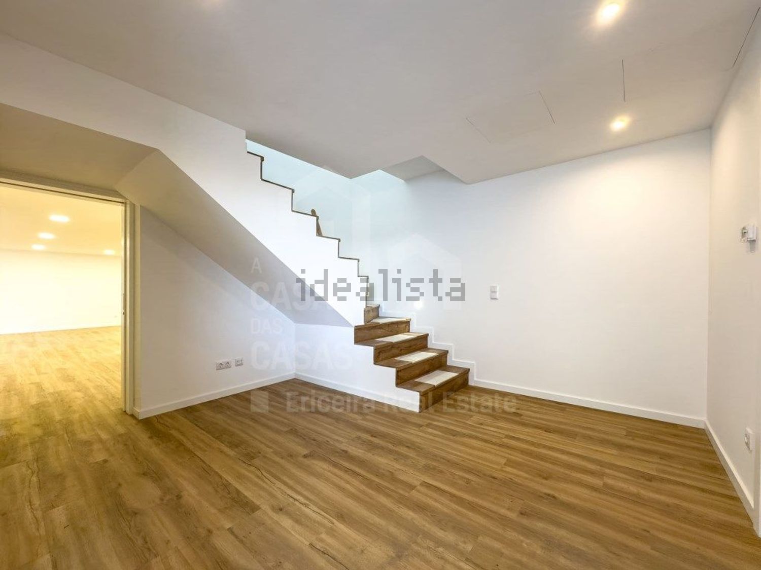 小楼房或独栋别墅出售在Encarnação - 详情