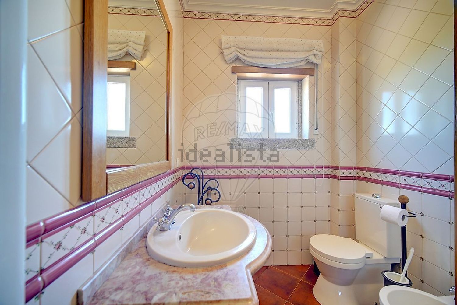 小楼房或独栋别墅出售在São Quintino - 卫生间