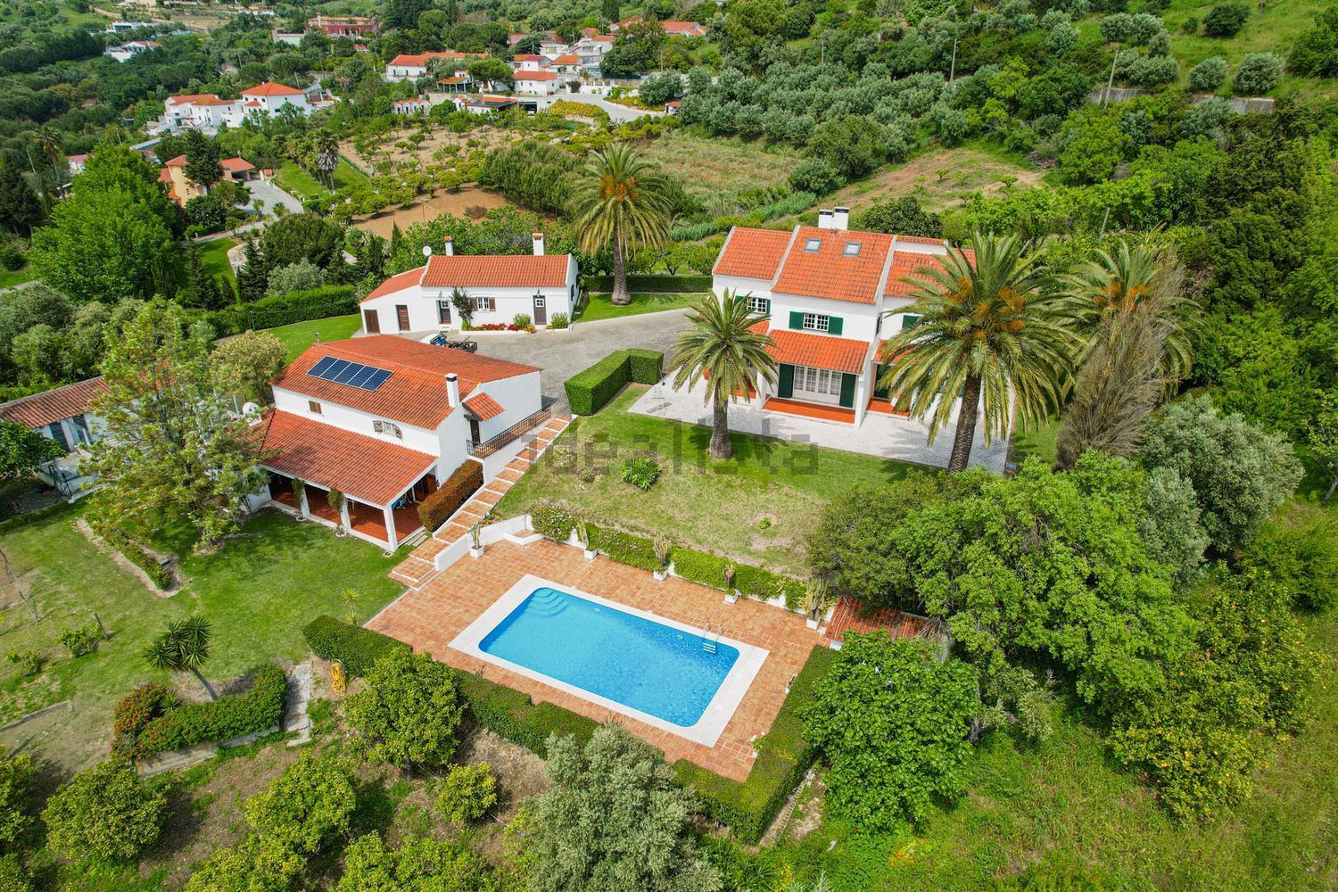 小楼房或独栋别墅出售Estr. da Serralheira de Baixo - 游泳池