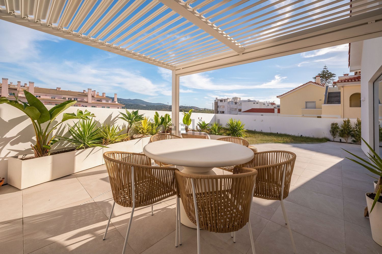 小楼房或独栋别墅出售在Avenida António Garcia de Castro - 阳台