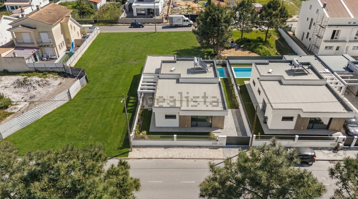 小楼房或独栋别墅出售在Avenida 5 de Outubro, 432 - 游泳池