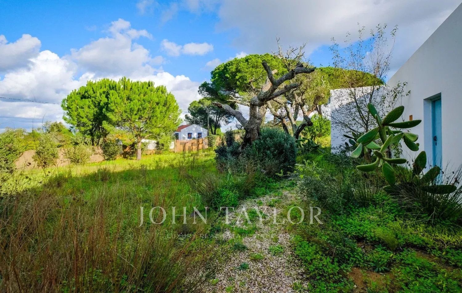 小楼房或独栋别墅出售在Rua de Melides - 花园