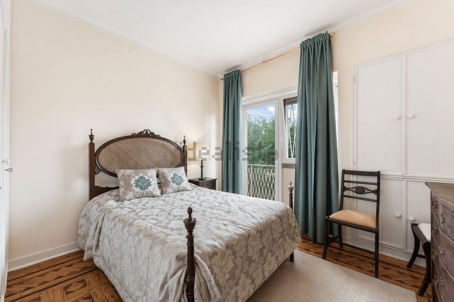 小楼房或独栋别墅出售在Avenida Marechal Carmona - 卧室