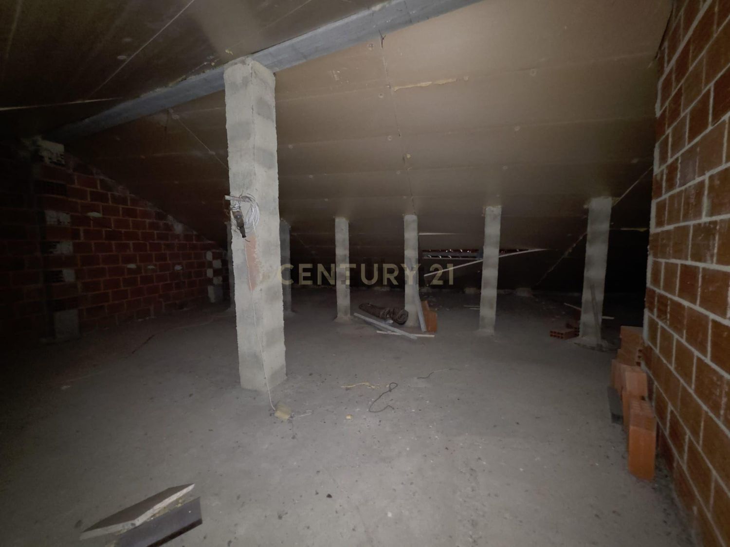 小楼房或独栋别墅出售在Avenida de Lisboa, 48 - 停车位