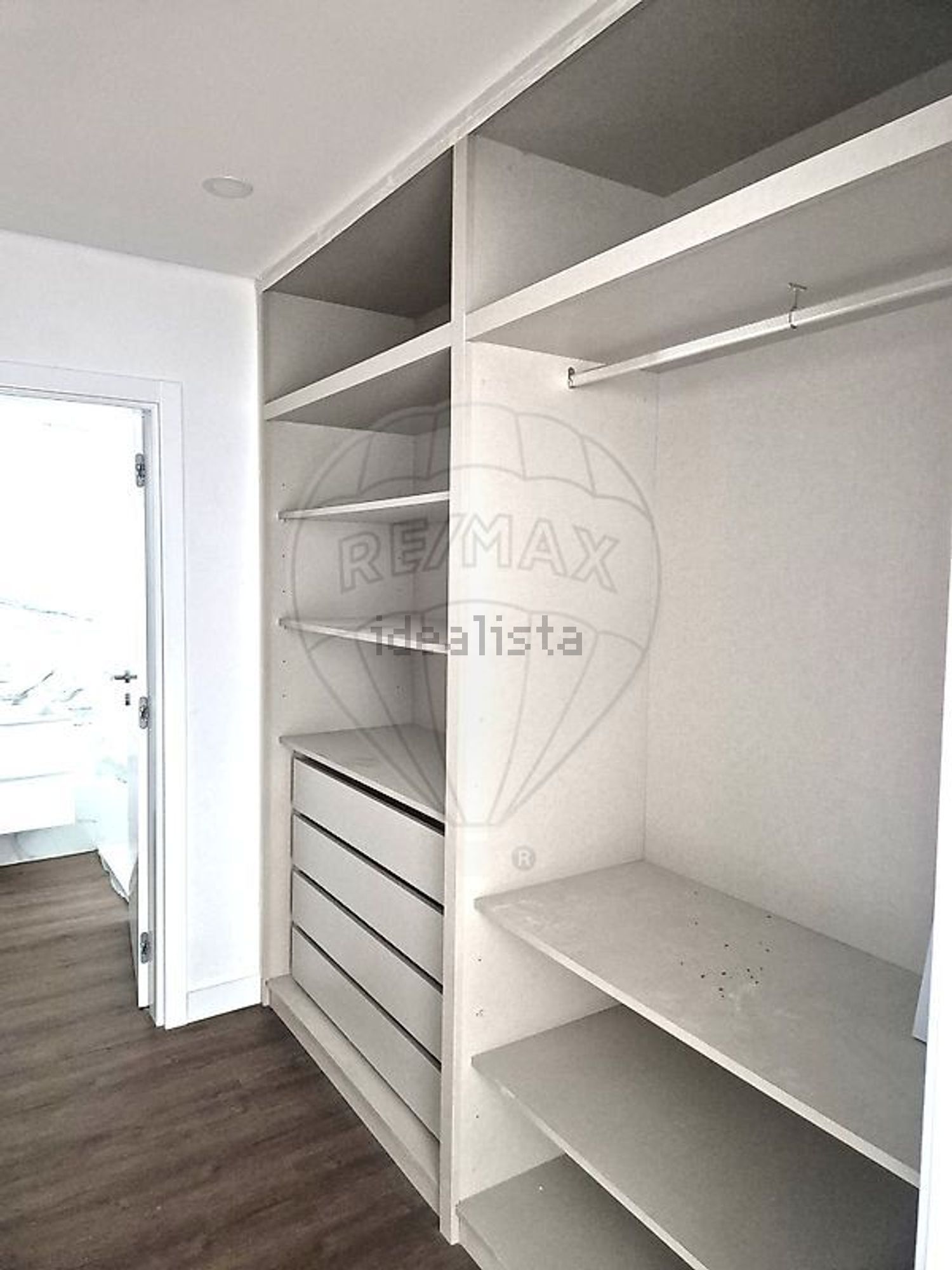 小楼房或独栋别墅出售在Rua 27 - 试衣间