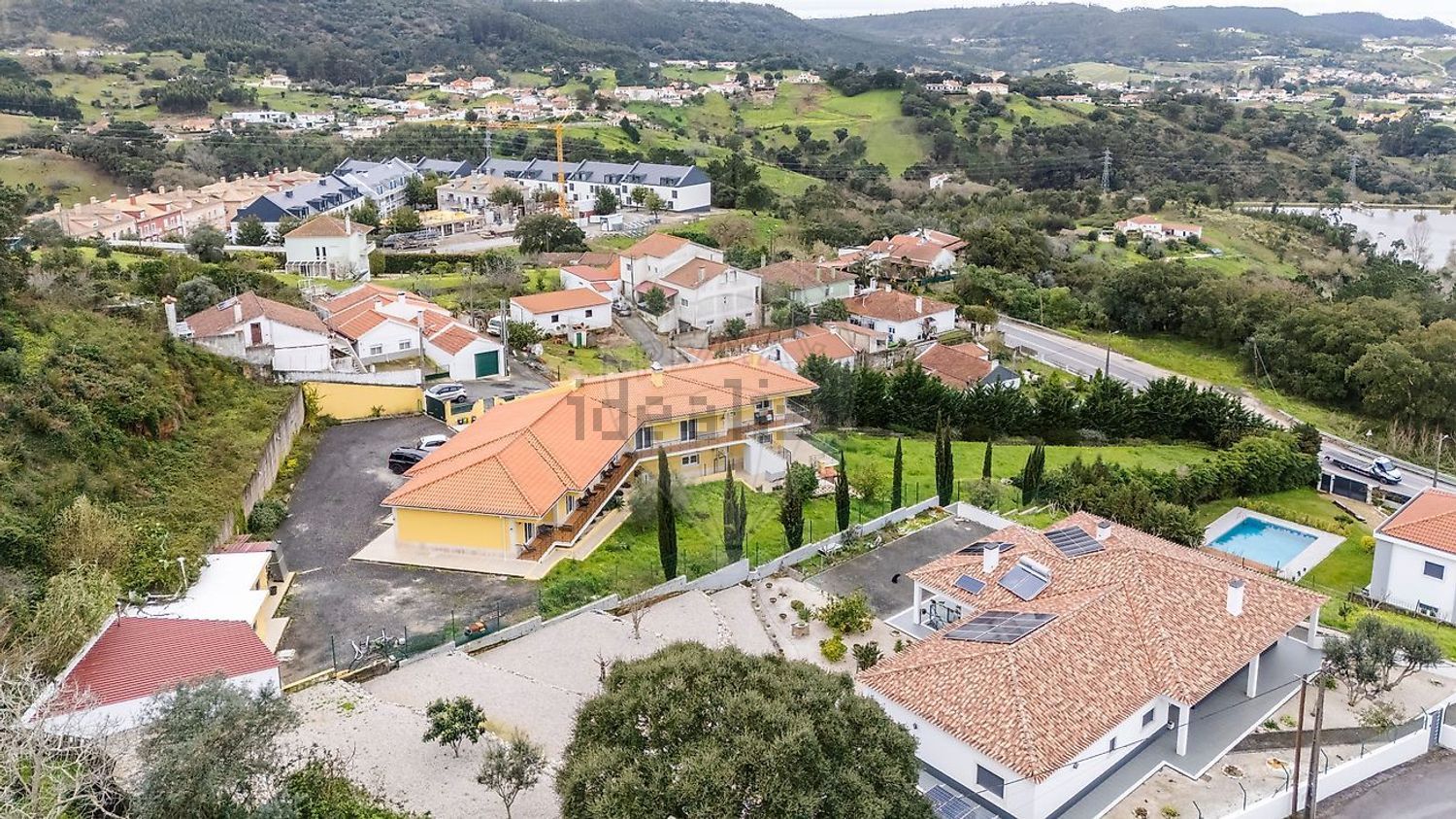 小楼房或独栋别墅出售在Estrada de Paços - 游泳池