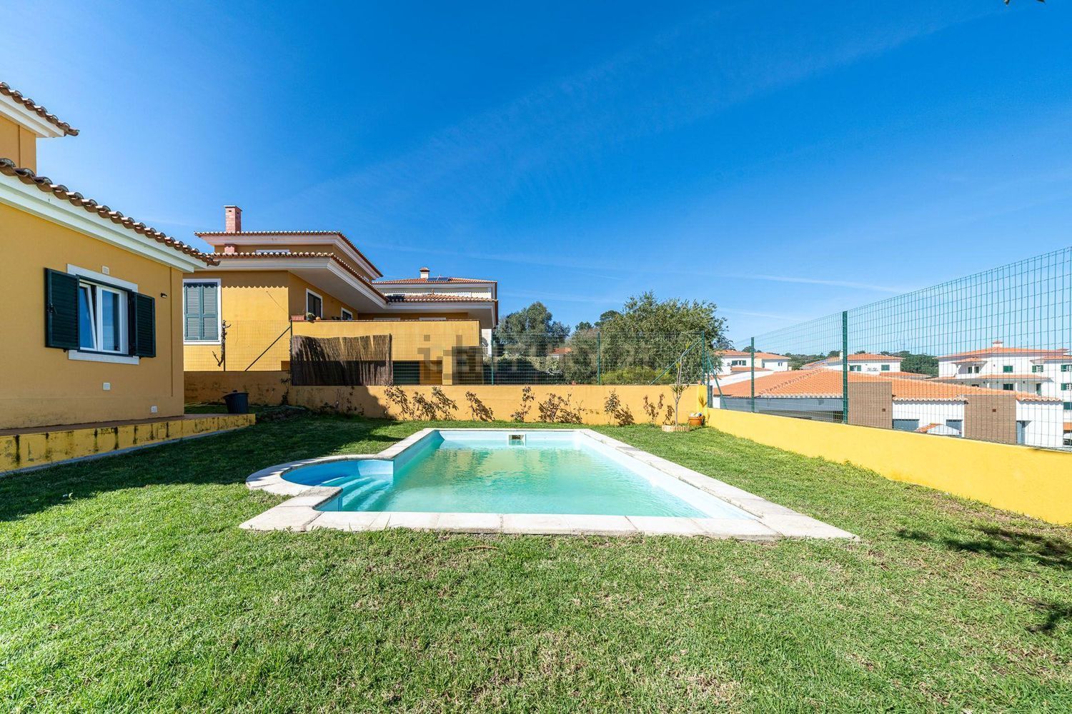 小楼房或独栋别墅出售在Rua da Encosta de São Silvestre, 21 - 游泳池