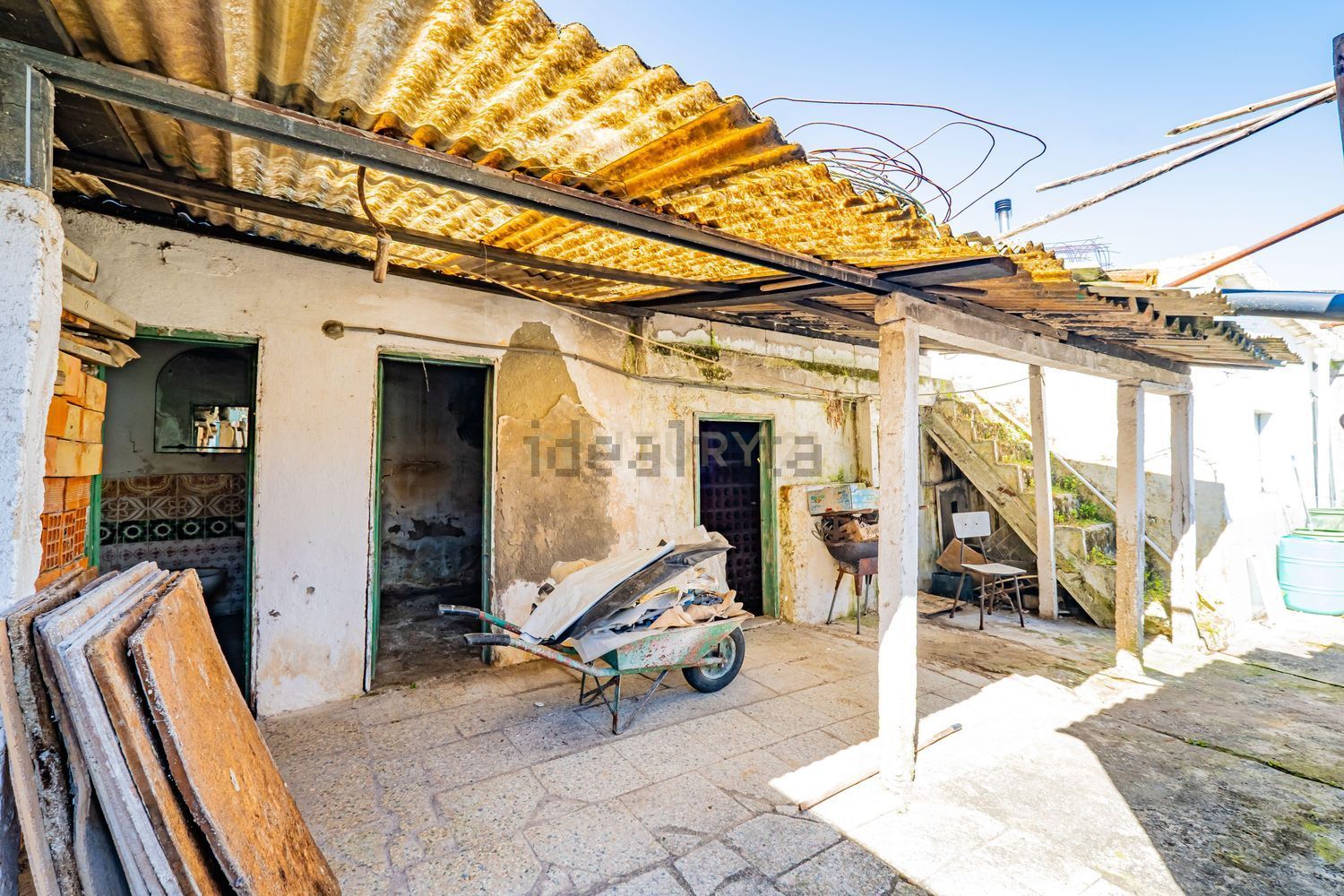 小楼房或独栋别墅出售在Rua General Humberto Delgado, 6 - 外立面