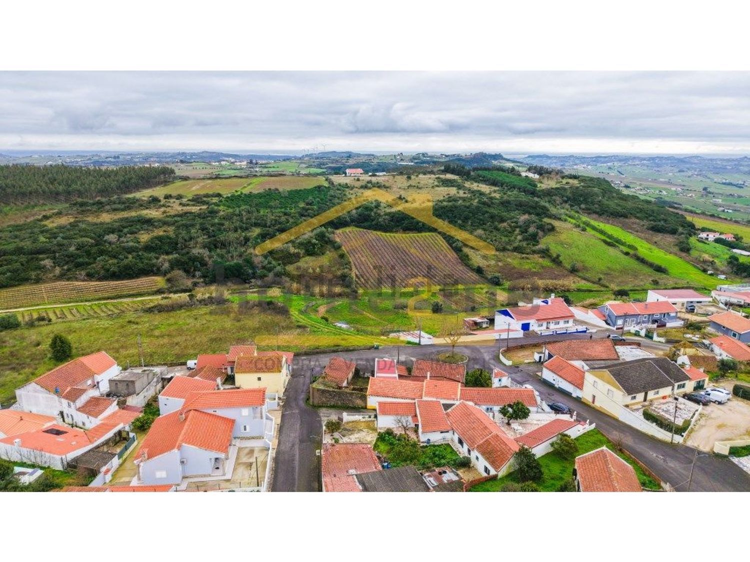 小楼房或独栋别墅出售在São Quintino - 视线