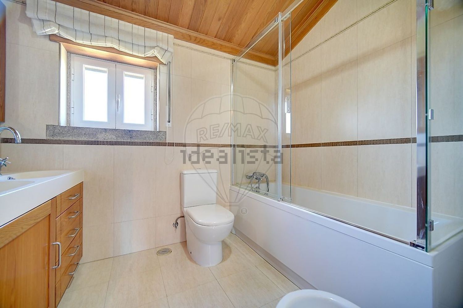 小楼房或独栋别墅出售在São Quintino - 卫生间