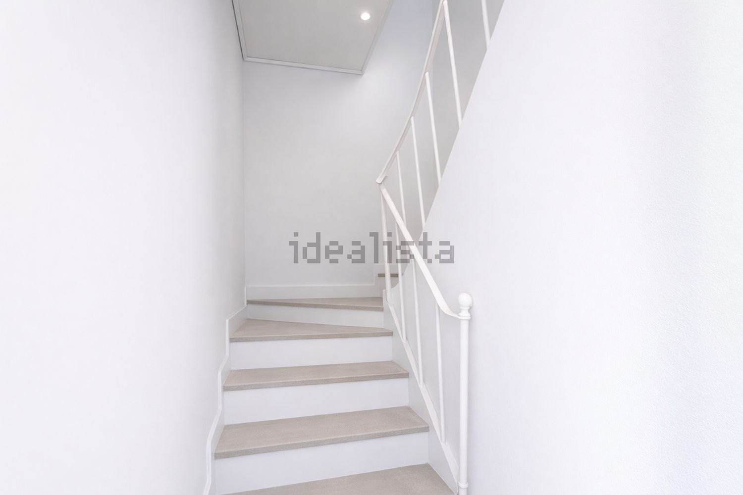 双拼别墅出售在Largo José Justino Franco, 3 - 楼梯