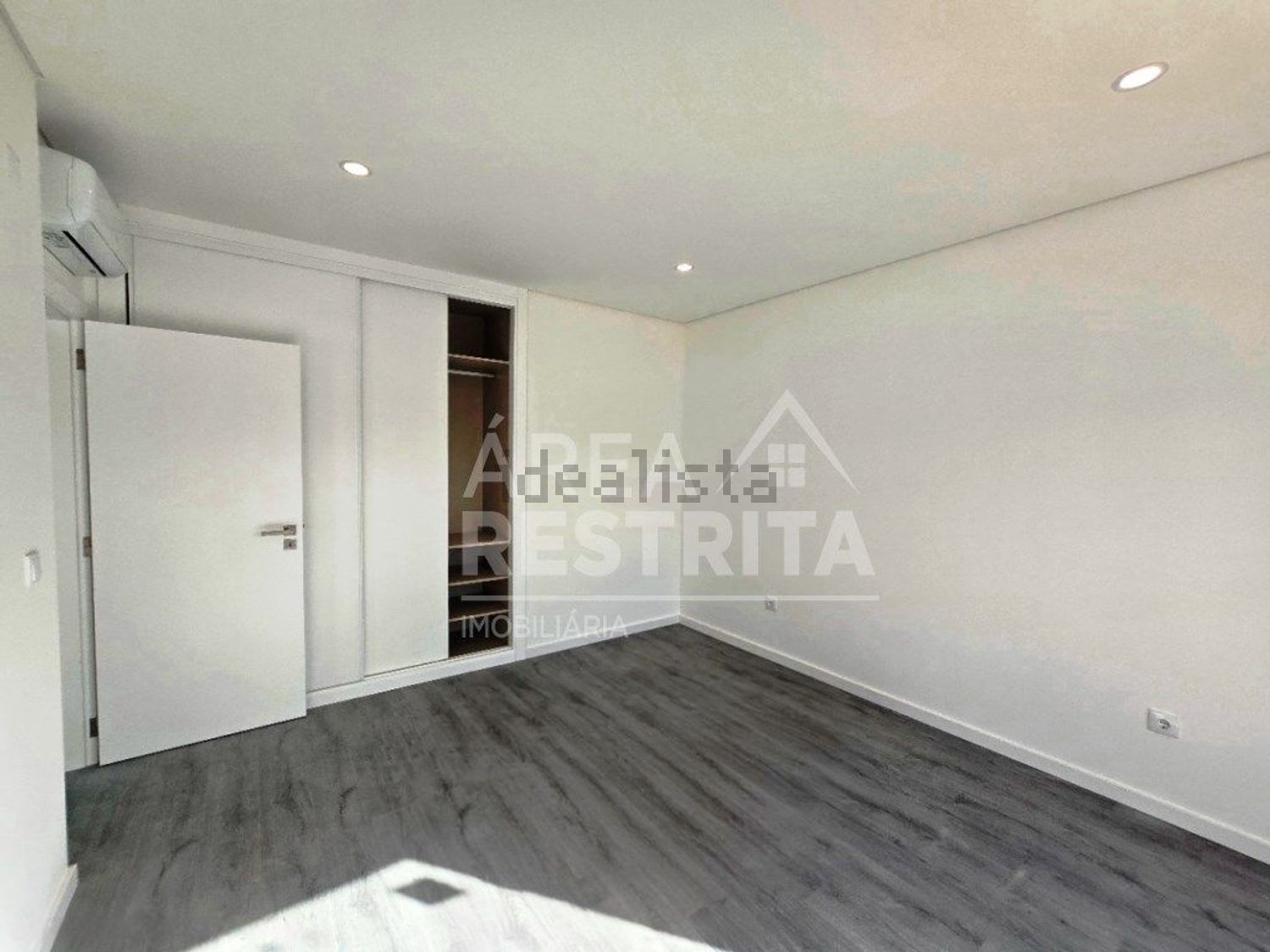 小楼房或独栋别墅出售在Rua Nova da Jardia - 卧室