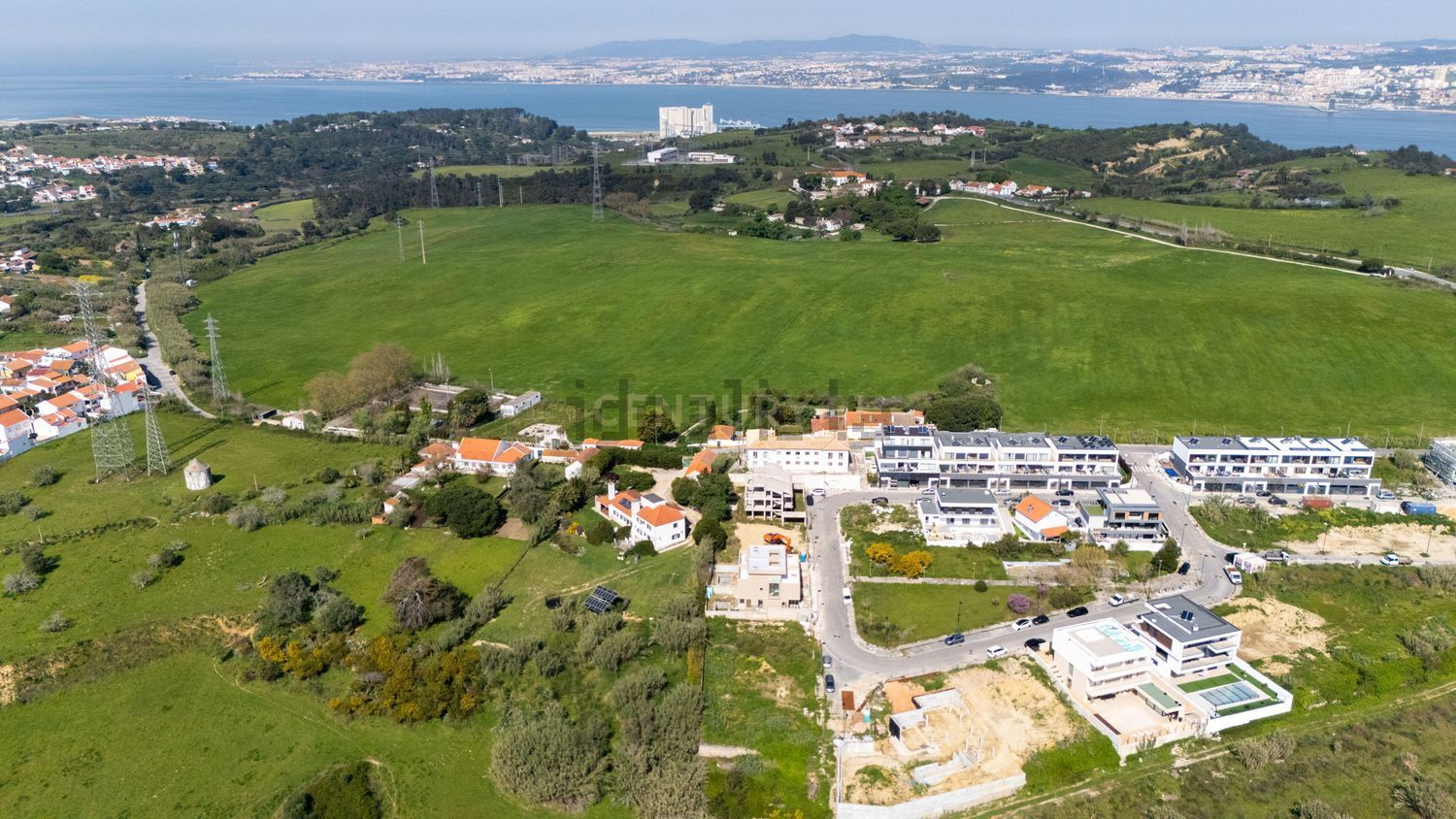 小楼房或独栋别墅出售在Rua Capitão Salgueiro Maia - 视线