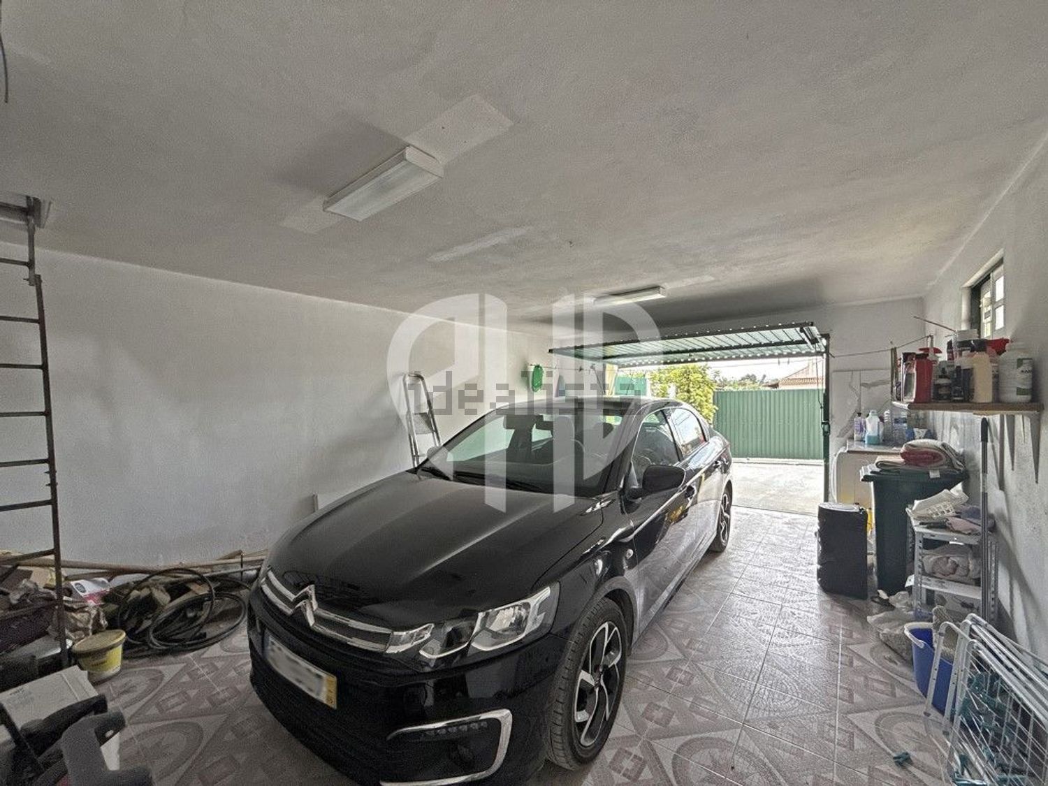 小楼房或独栋别墅出售Cm1029 - 停车位