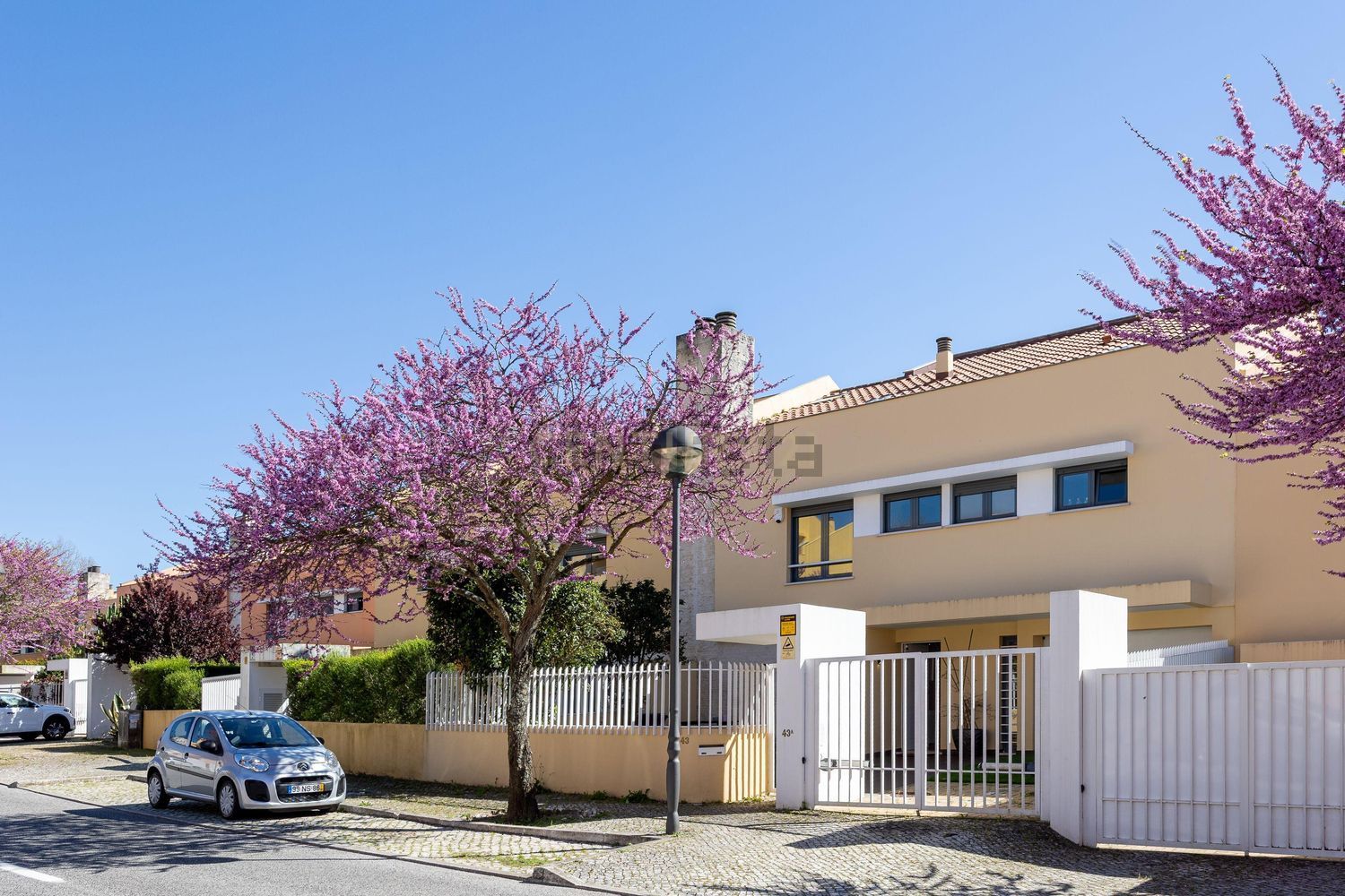 双拼别墅出售在Rua António Xavier Pereira Coutinho, 43 - 外立面