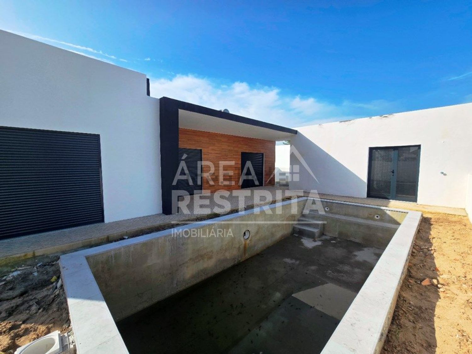 小楼房或独栋别墅出售在Rua Nova da Jardia - 游泳池