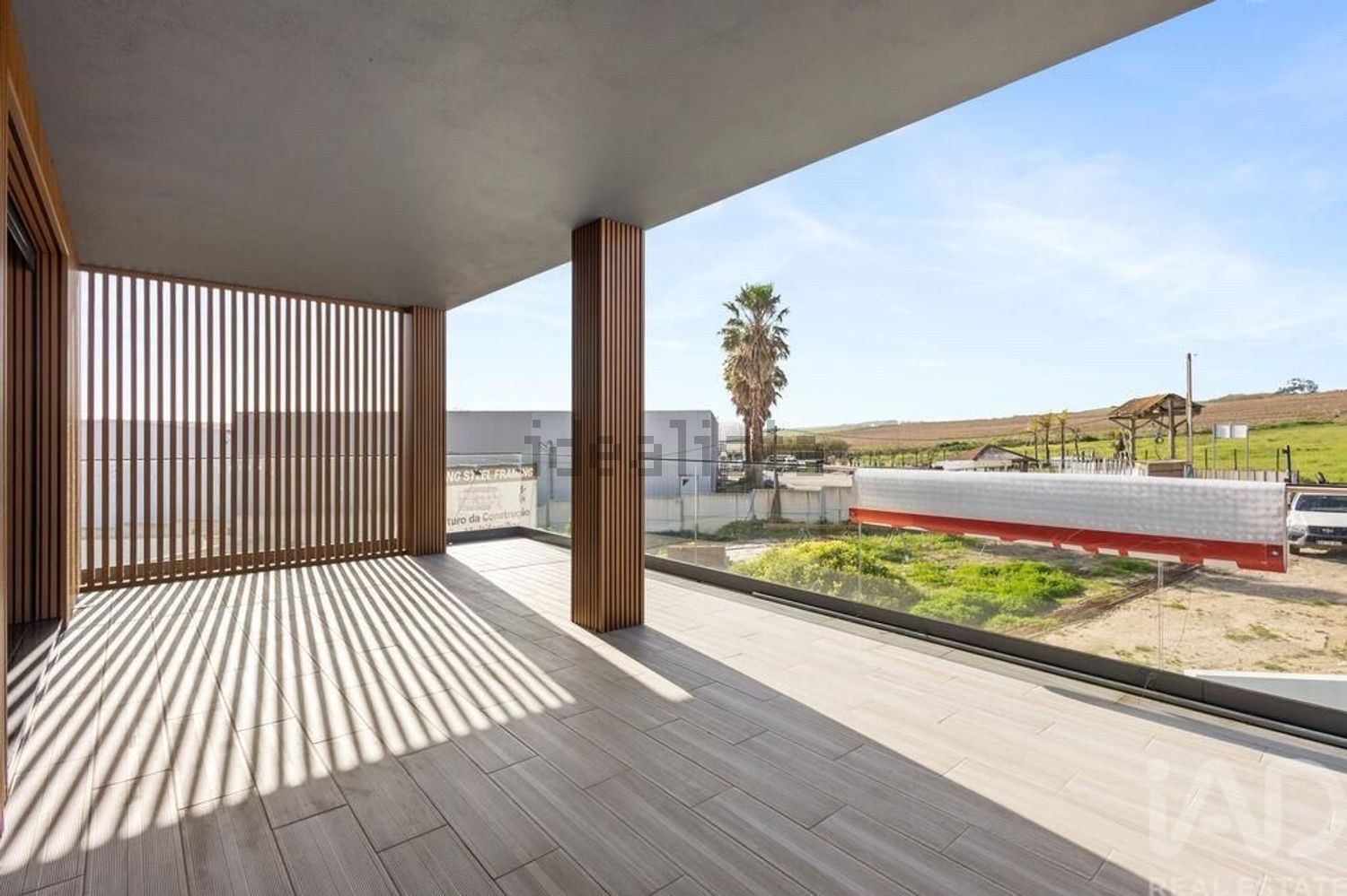 小楼房或独栋别墅出售在São Pedro da Cadeira - 阳台