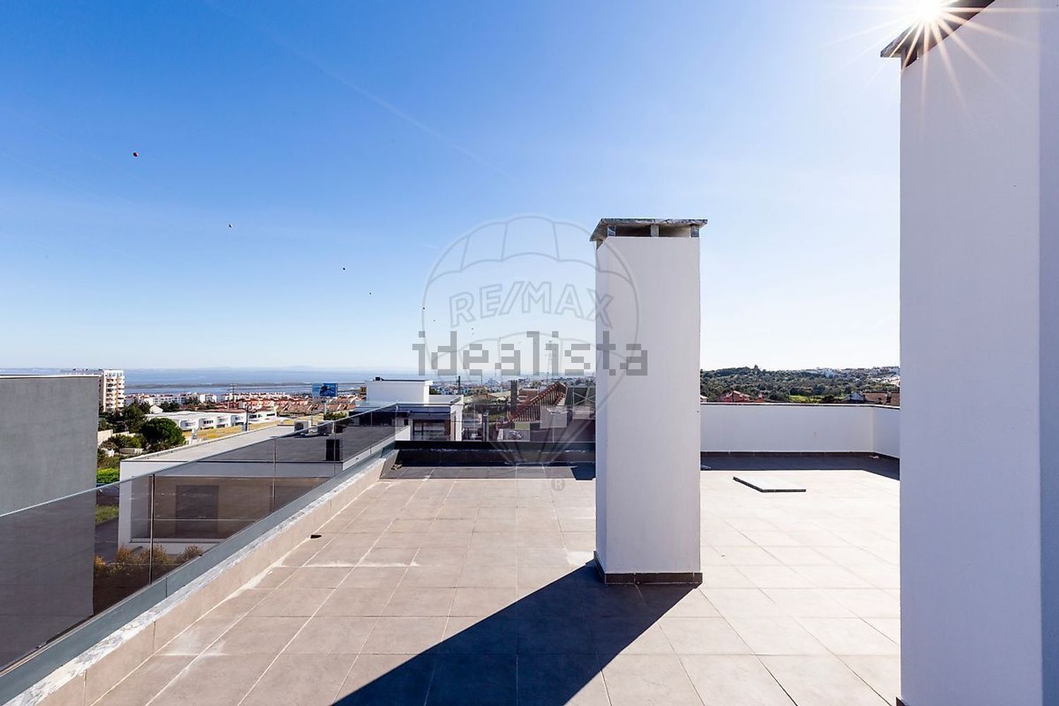 小楼房或独栋别墅出售在Rua e - 阳台