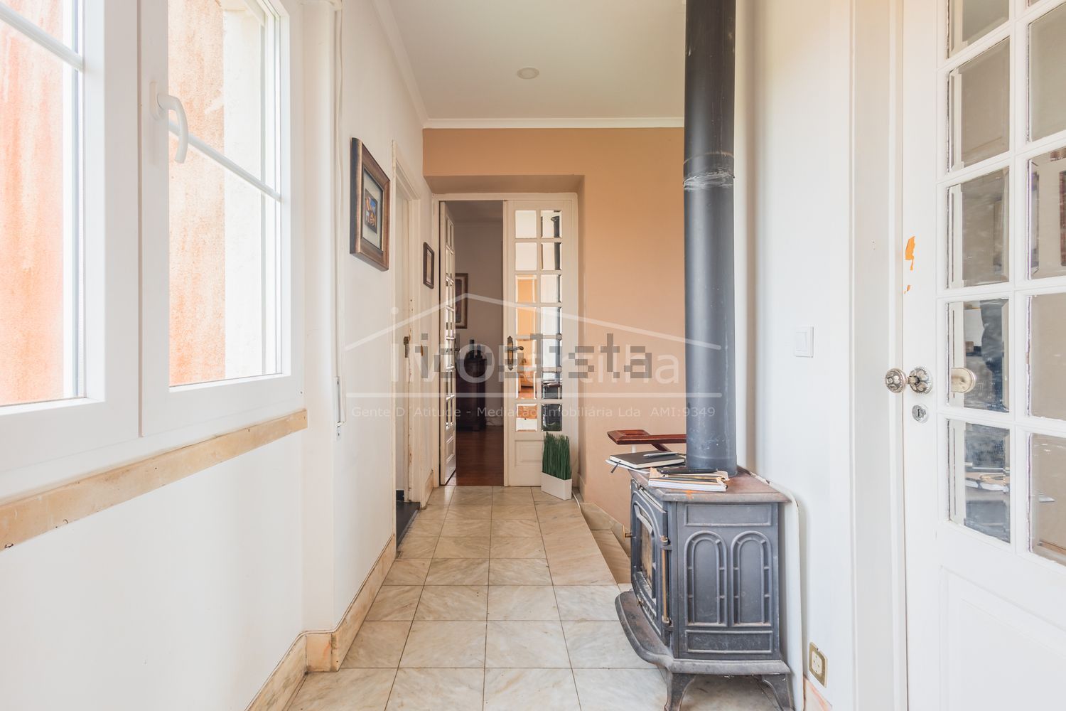 小楼房或独栋别墅出售在Rua Serpa Pinto s/n - 过道