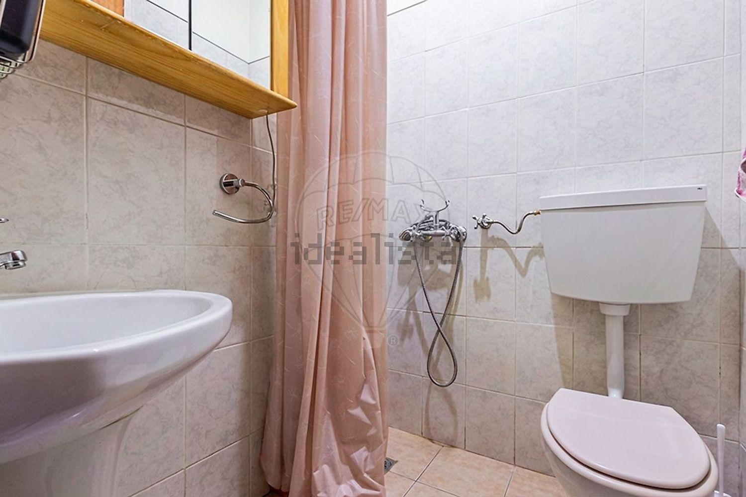 小楼房或独栋别墅出售在Estrada Sem Nome, 27 e 29 - 卫生间