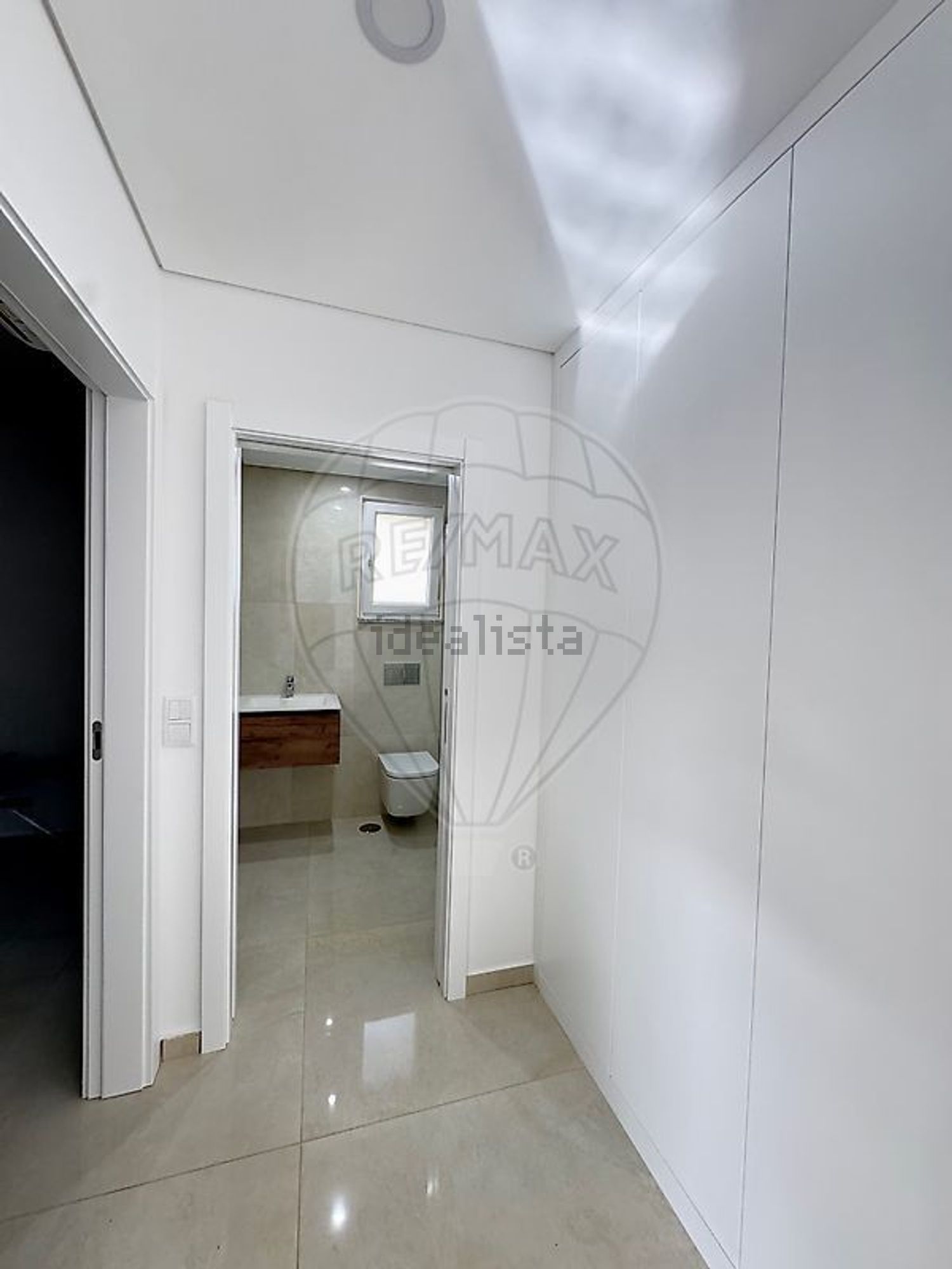 小楼房或独栋别墅出售在Alameda Miguel Torga - 过道