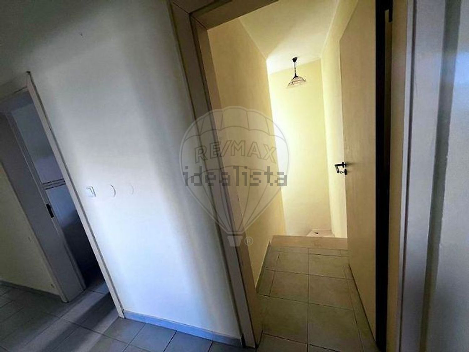 小楼房或独栋别墅出售在Rua do Cabeço - 过道