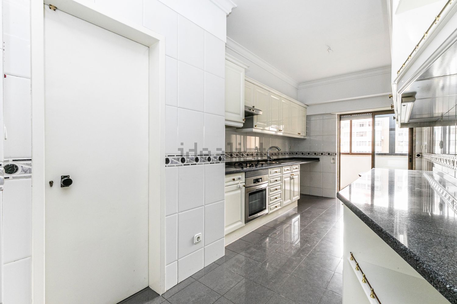 出租公寓 t4在Rua Major Neutel de Abreu - 厨房