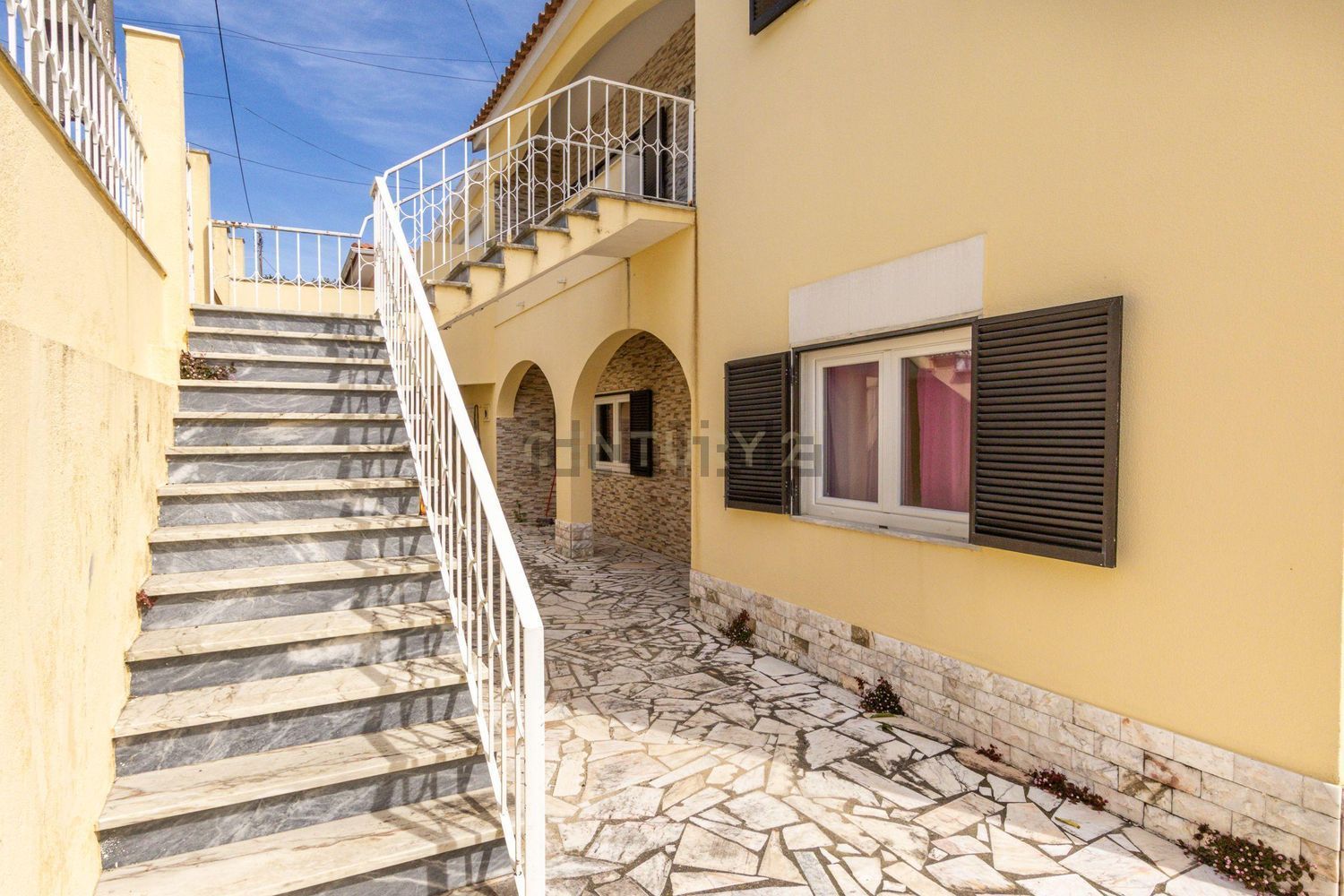 小楼房或独栋别墅出售在Rua São Valentim, 236 b - 外立面