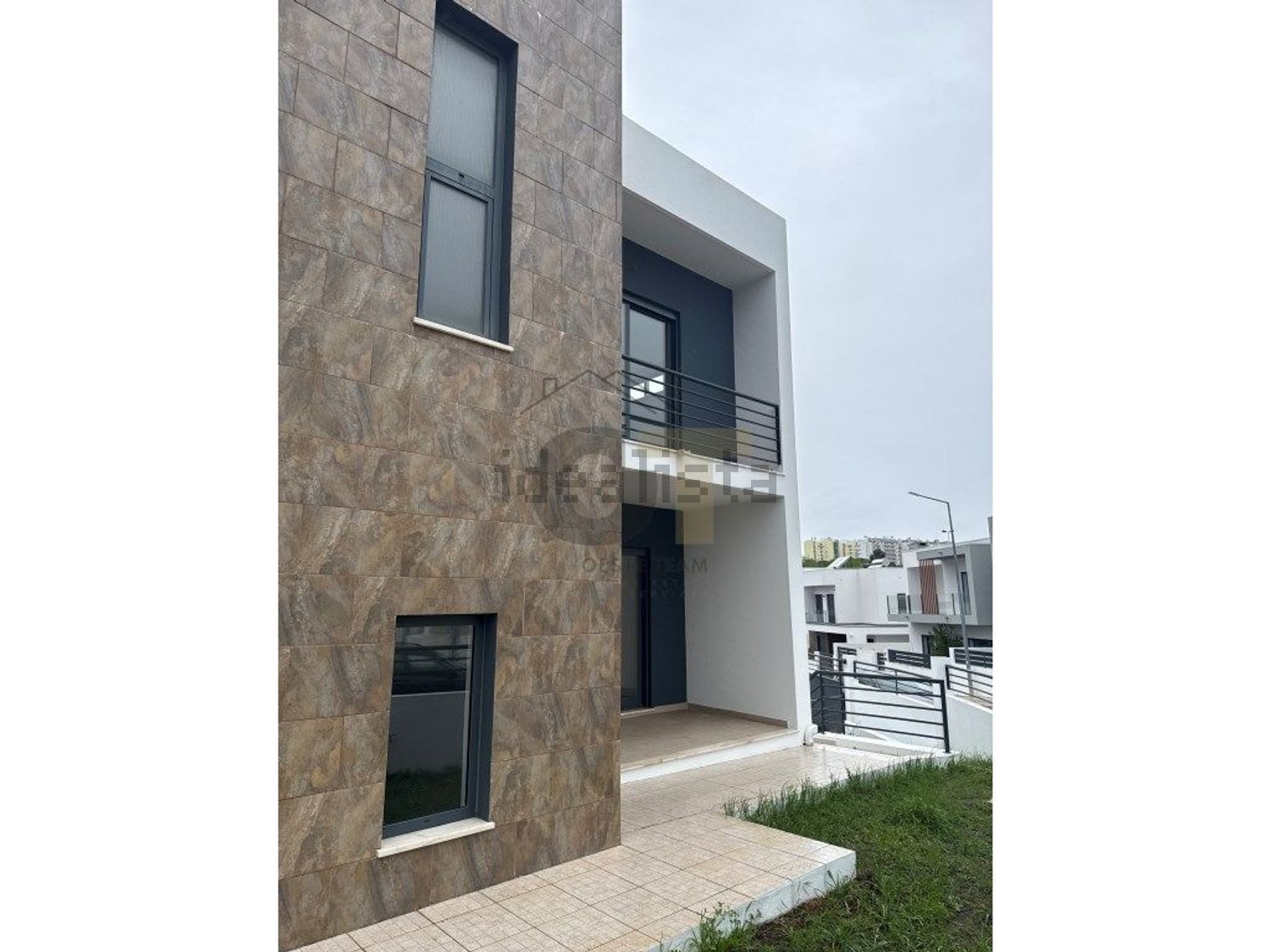 小楼房或独栋别墅出售在Rua Pulido Valente, 14 - 外立面