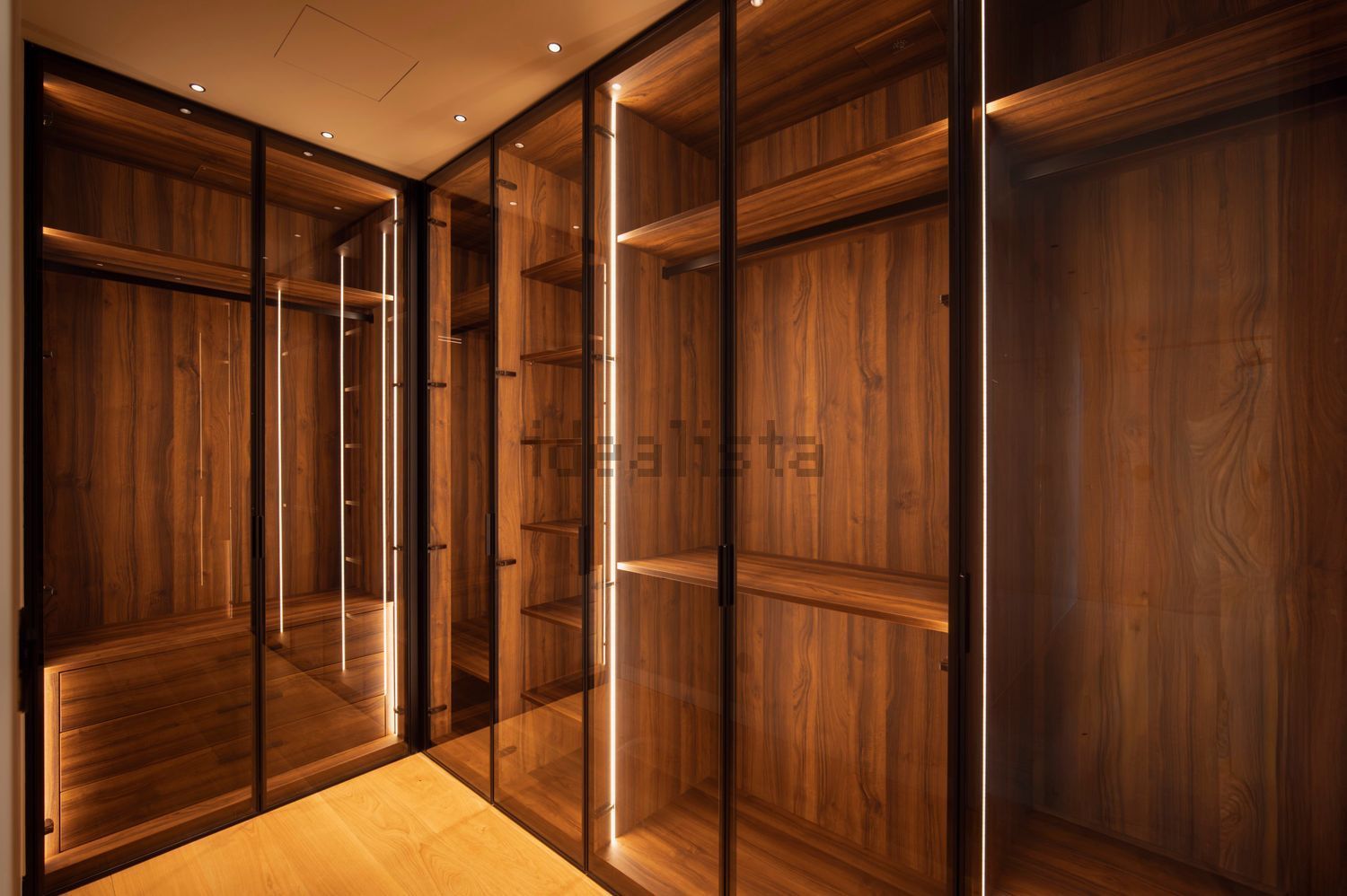 小楼房或独栋别墅出售在Avenida do Mar - 试衣间