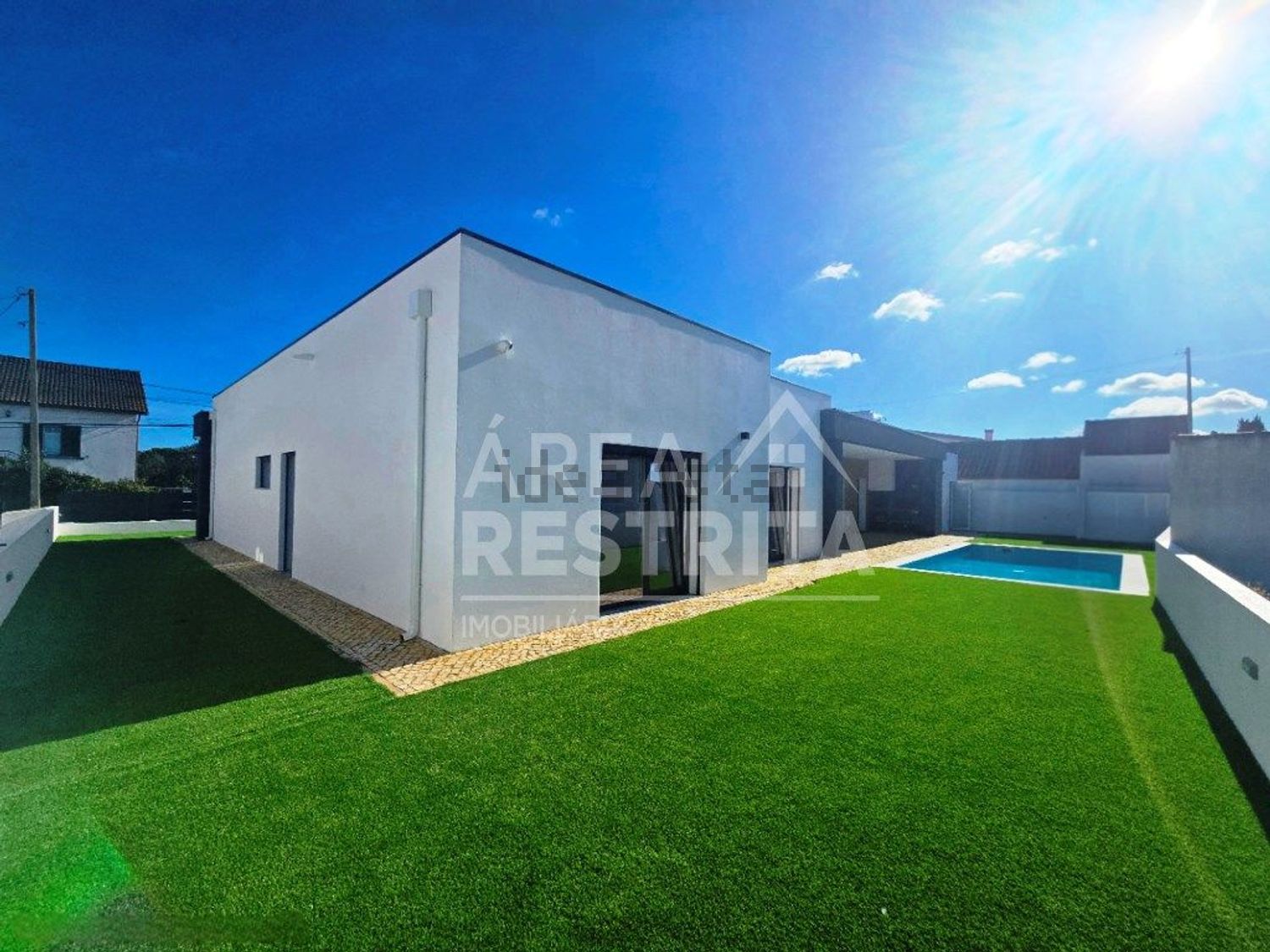 小楼房或独栋别墅出售在Rua dos Vitoriosos - 游泳池