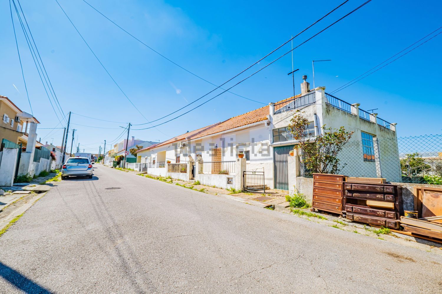 小楼房或独栋别墅出售在Rua General Humberto Delgado, 6 - 外立面