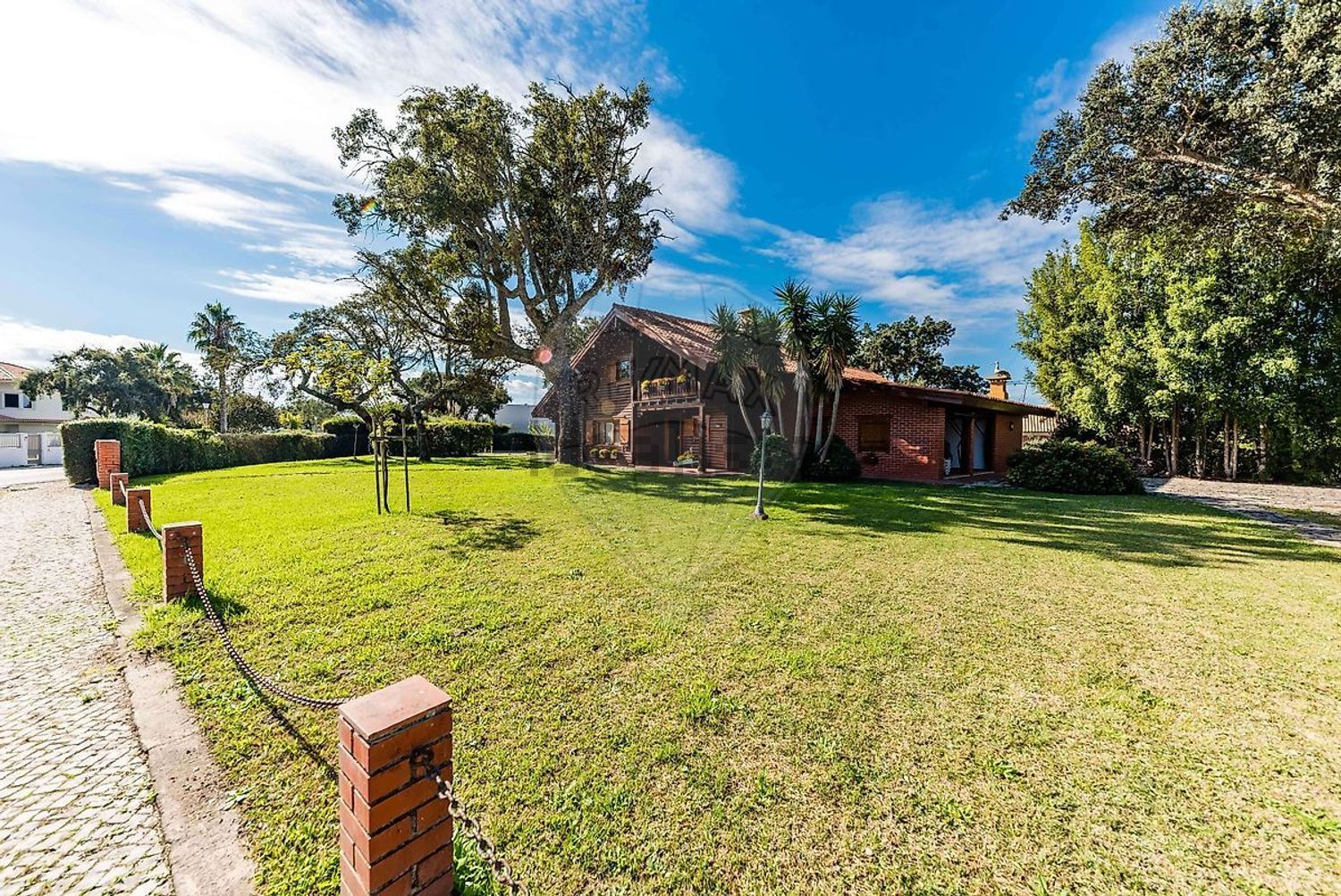 小楼房或独栋别墅出售Ip1 - 花园