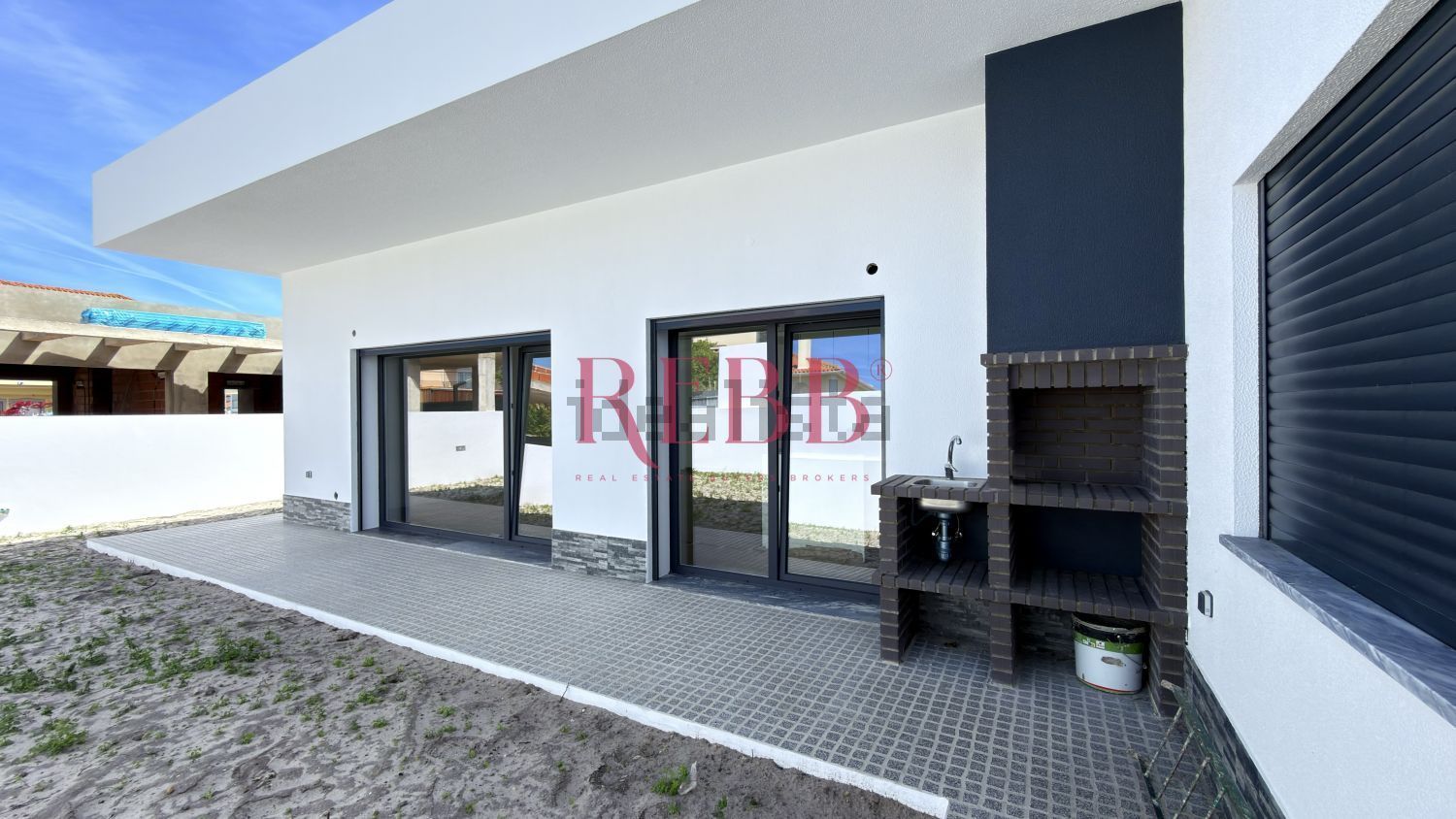 小楼房或独栋别墅出售在Rua Almada Negreiros - 照片