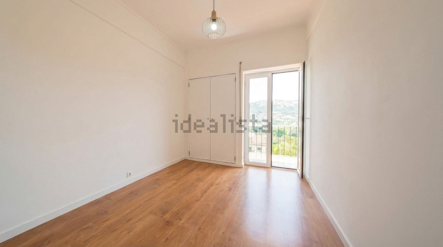 公寓 t3出售在Santo António dos Cavaleiros e Frielas - 居住