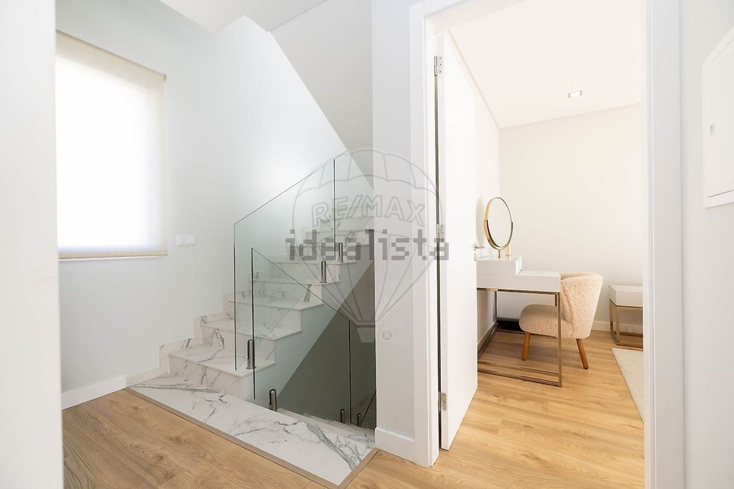 出租小楼房或独栋别墅在Rua Almeida Garrett - 照片