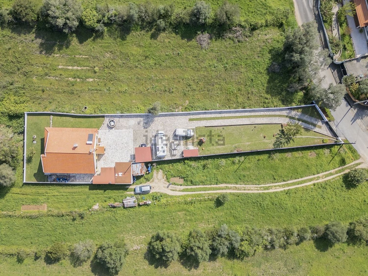 小楼房或独栋别墅出售2640-730 - 院子