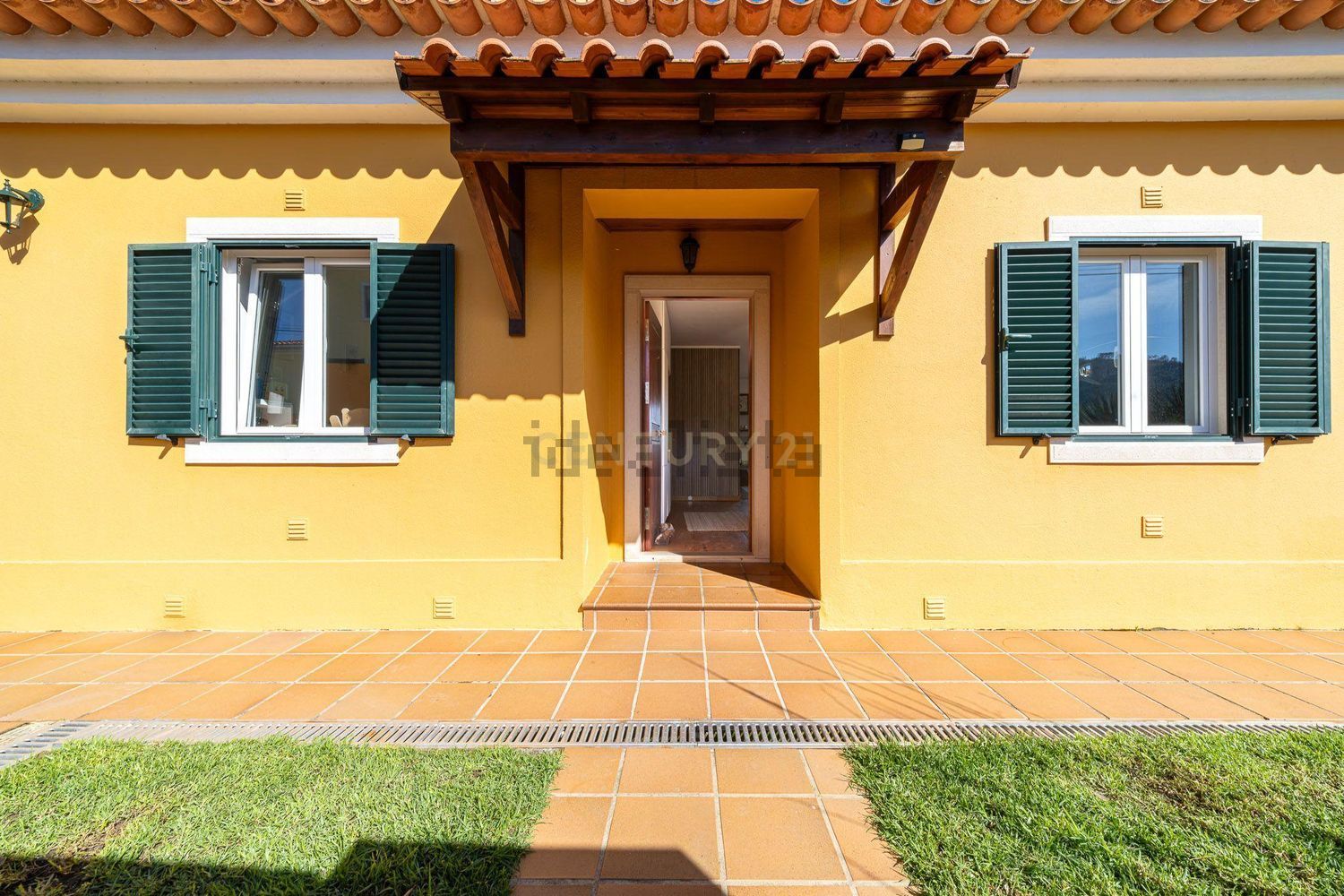 小楼房或独栋别墅出售在Rua da Encosta de São Silvestre, 21 - 外立面