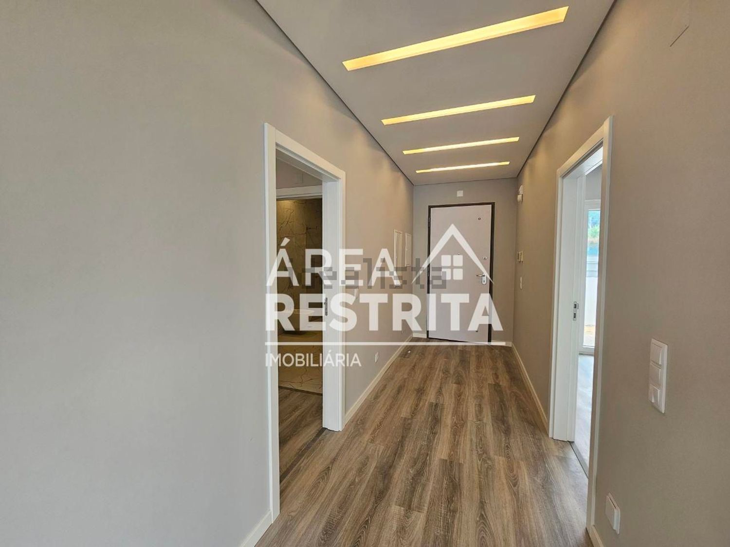 小楼房或独栋别墅出售在Vale de Choupos - Choilo - Galeotas - 过道