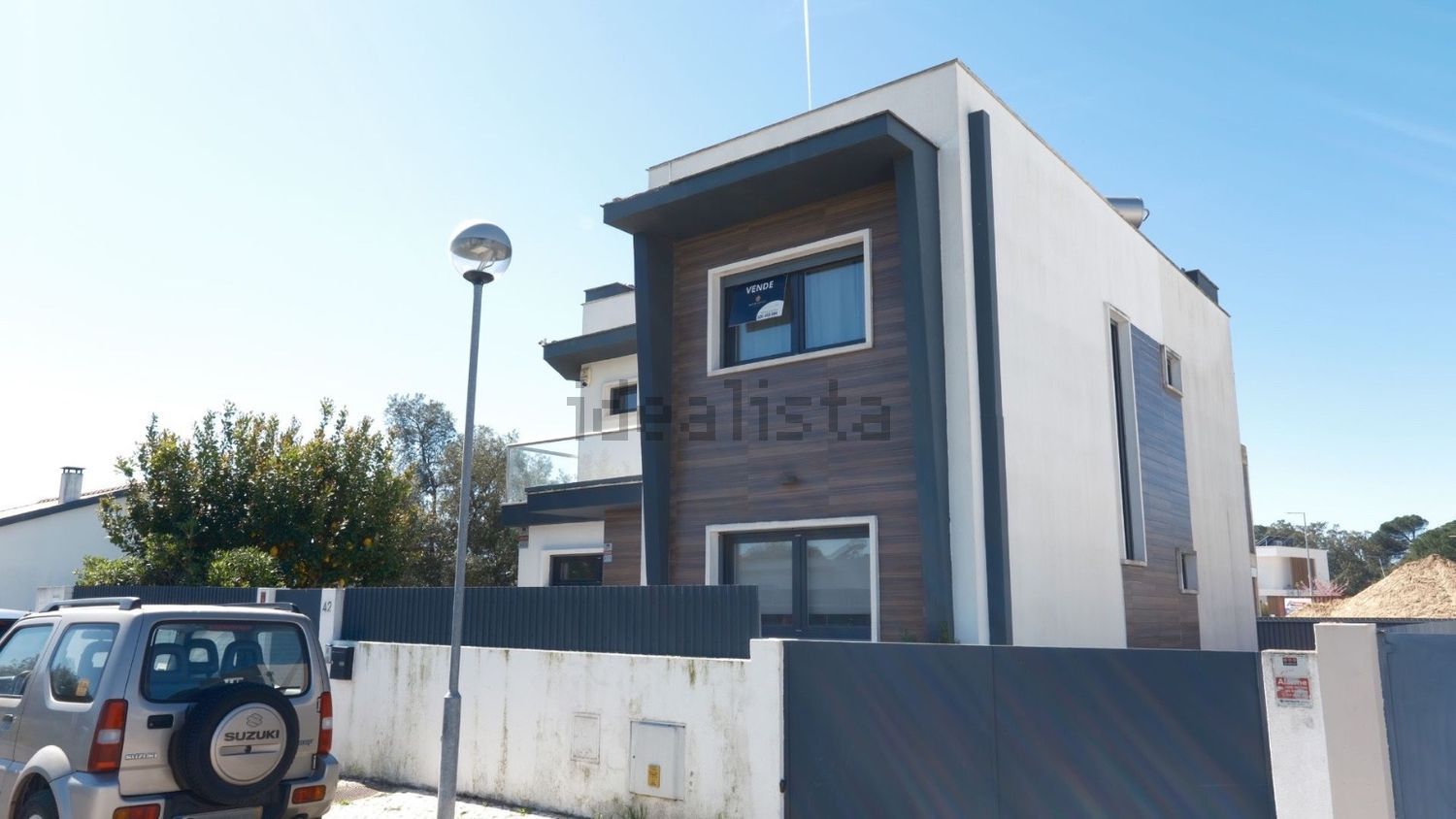 小楼房或独栋别墅出售在Rua Coronel Carlos Fabião - 外立面