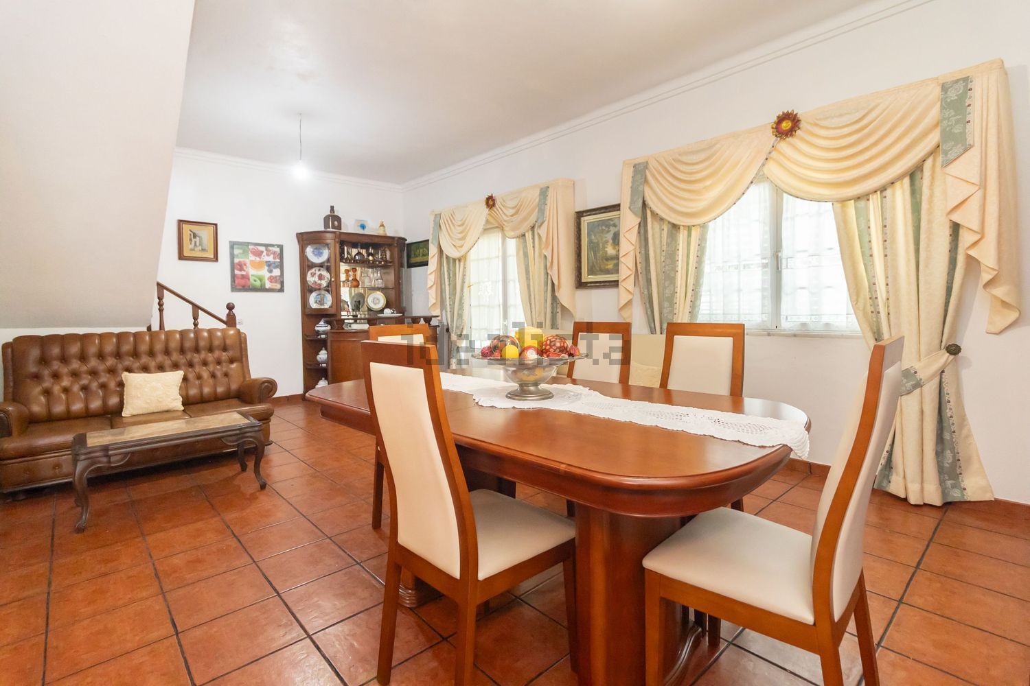 小楼房或独栋别墅出售在Avenida Padre Nabeto - 客厅